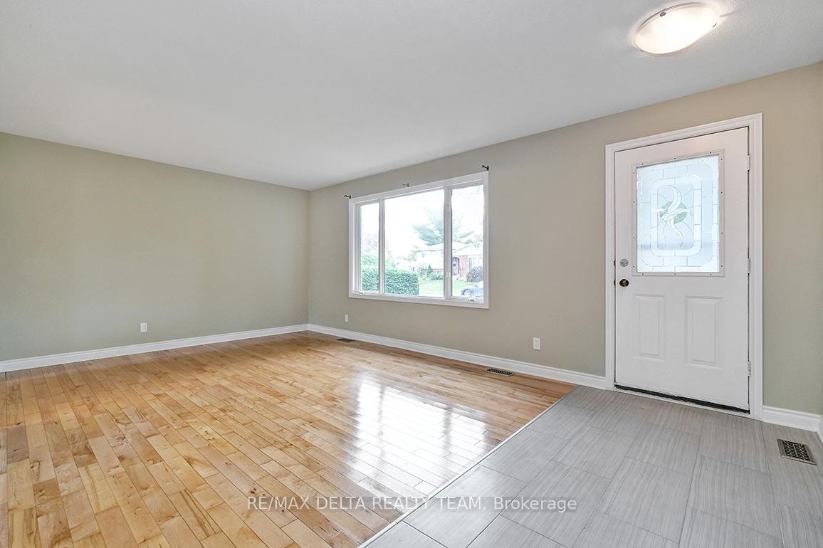 Photo 5 of 397 Phoenix Crescent, Ottawa, Bilberry Creek/Queenswood Heights — HOMEH