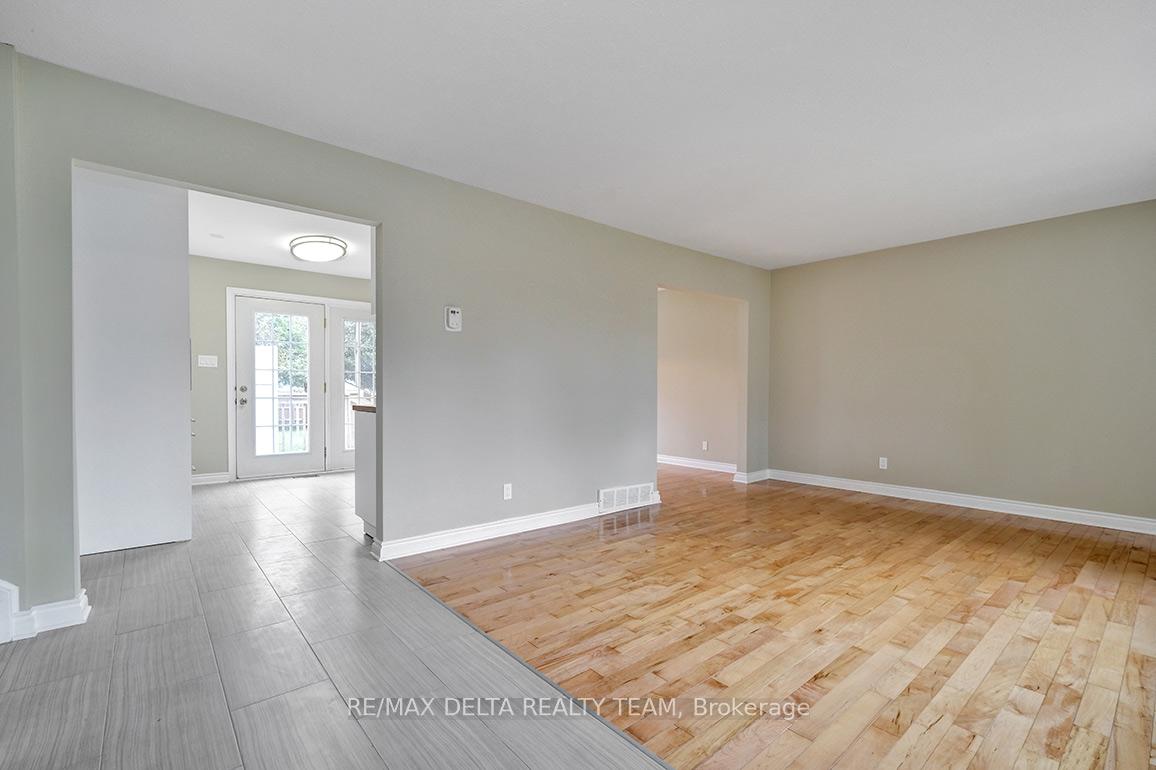 Photo 6 of 397 Phoenix Crescent, Ottawa, Bilberry Creek/Queenswood Heights — HOMEH