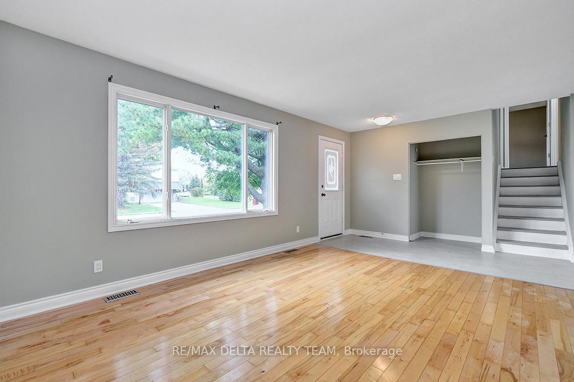 Photo 7 of 397 Phoenix Crescent, Ottawa, Bilberry Creek/Queenswood Heights — HOMEH