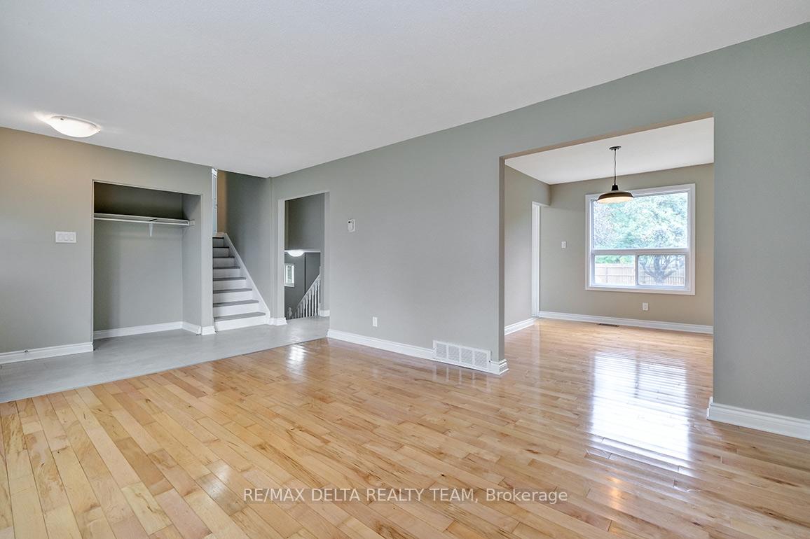 Photo 8 of 397 Phoenix Crescent, Ottawa, Bilberry Creek/Queenswood Heights — HOMEH