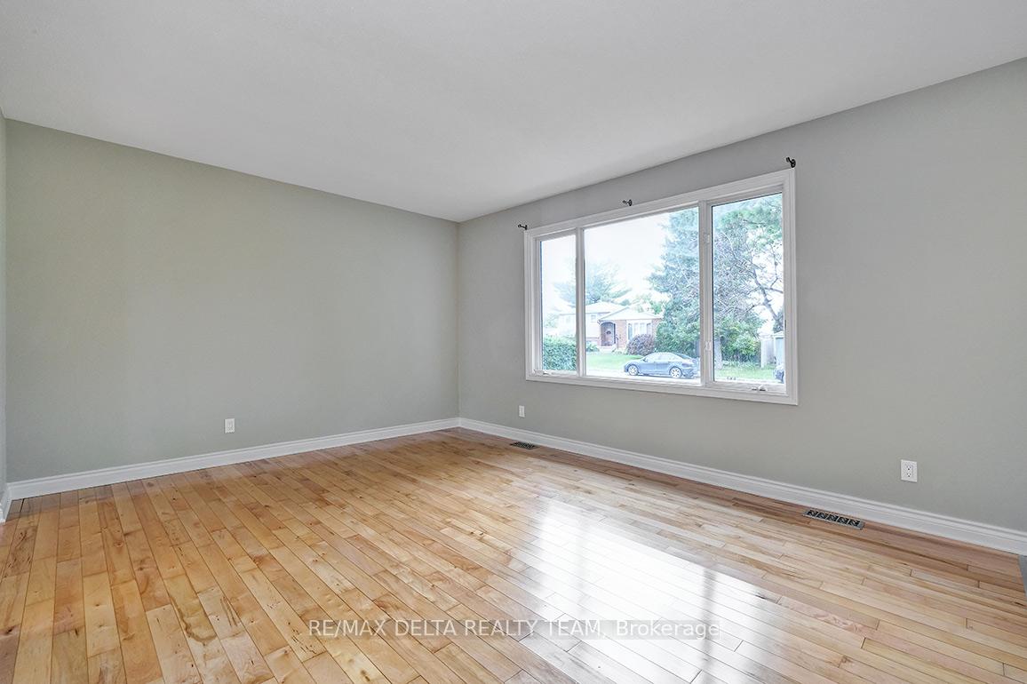 Photo 9 of 397 Phoenix Crescent, Ottawa, Bilberry Creek/Queenswood Heights — HOMEH