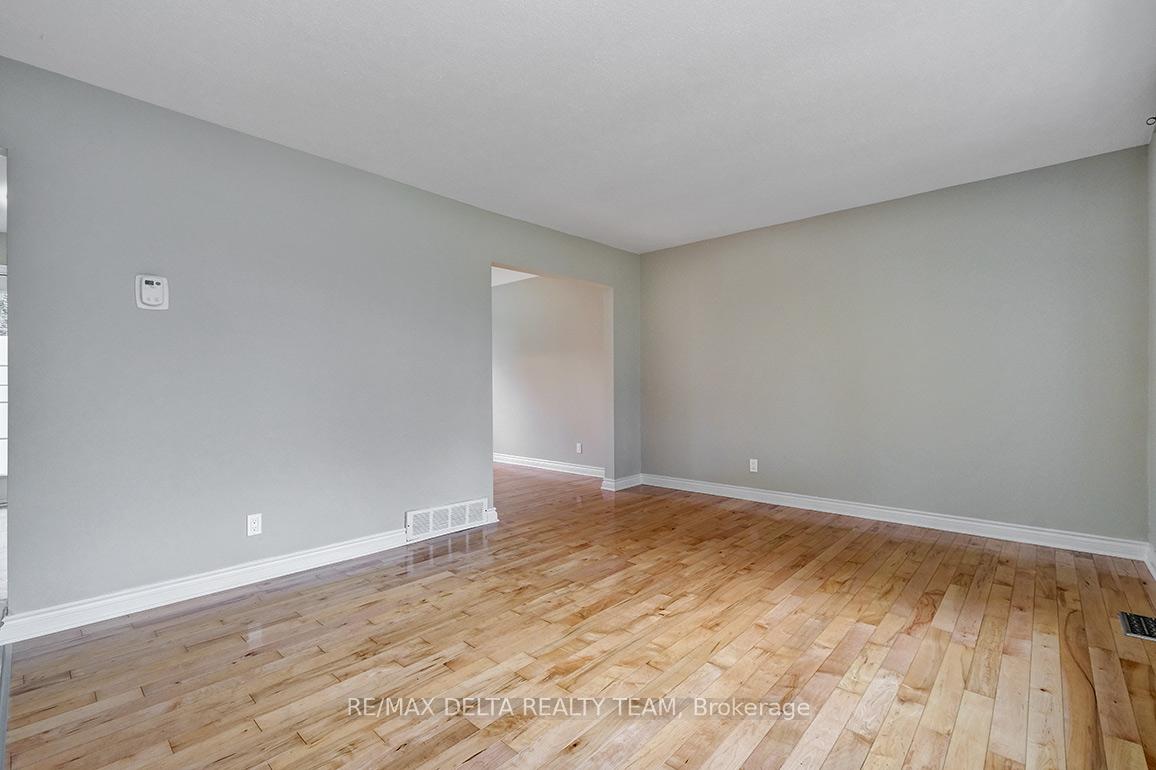 Photo 10 of 397 Phoenix Crescent, Ottawa, Bilberry Creek/Queenswood Heights — HOMEH