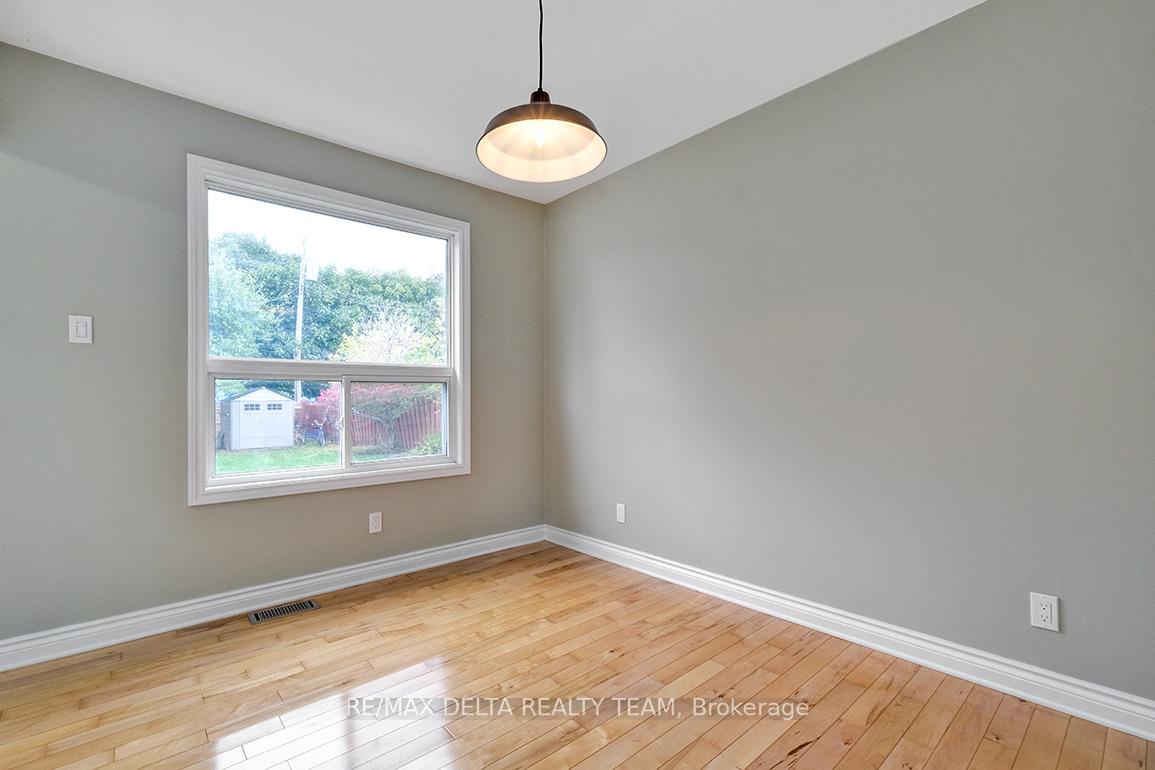 Photo 11 of 397 Phoenix Crescent, Ottawa, Bilberry Creek/Queenswood Heights — HOMEH