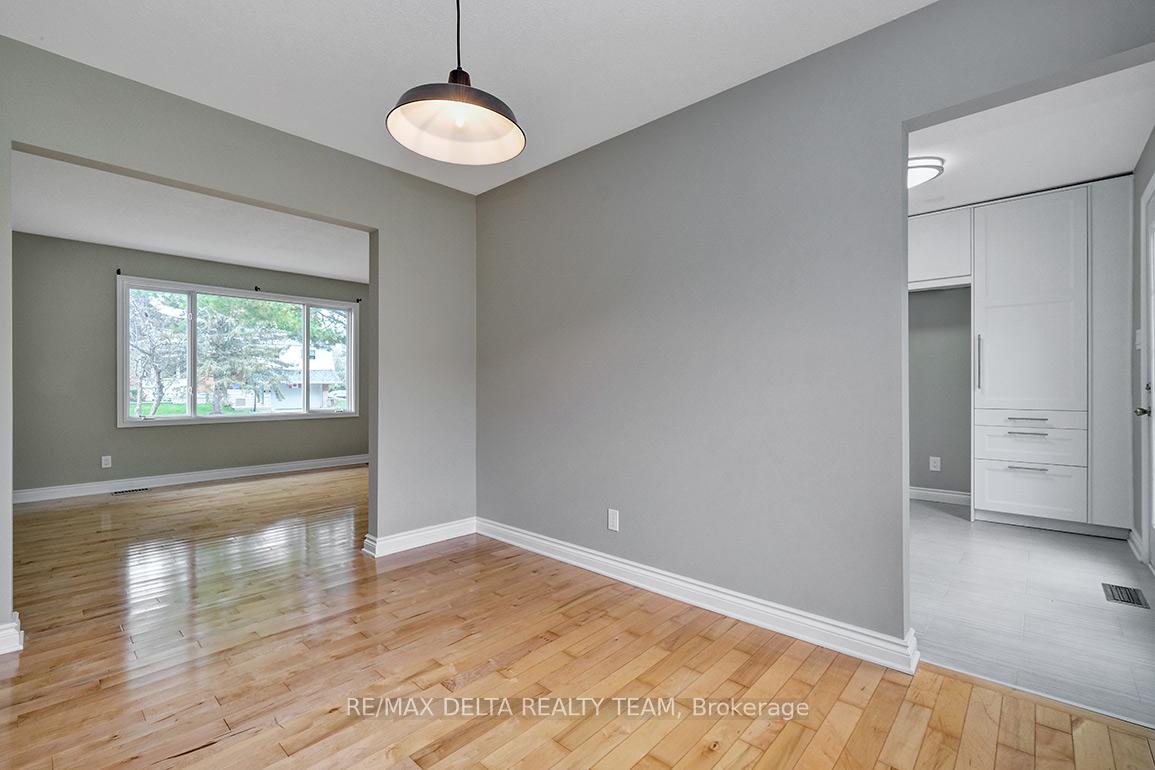 Photo 12 of 397 Phoenix Crescent, Ottawa, Bilberry Creek/Queenswood Heights — HOMEH