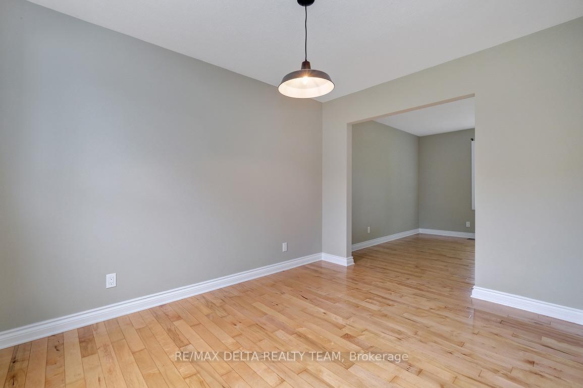 Photo 13 of 397 Phoenix Crescent, Ottawa, Bilberry Creek/Queenswood Heights — HOMEH