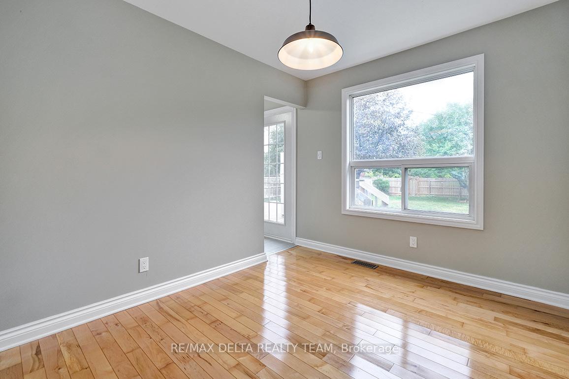 Photo 14 of 397 Phoenix Crescent, Ottawa, Bilberry Creek/Queenswood Heights — HOMEH