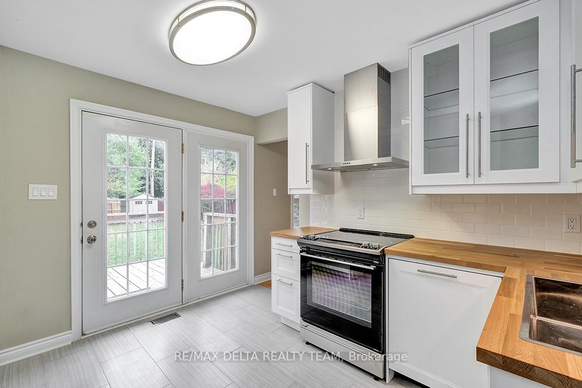 Photo 16 of 397 Phoenix Crescent, Ottawa, Bilberry Creek/Queenswood Heights — HOMEH