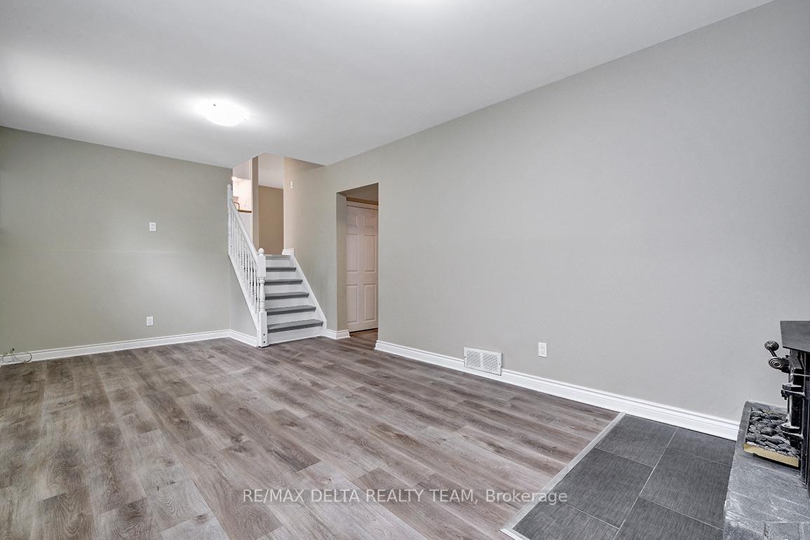 Photo 21 of 397 Phoenix Crescent, Ottawa, Bilberry Creek/Queenswood Heights — HOMEH