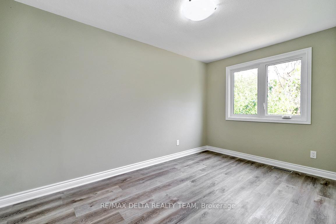 Photo 30 of 397 Phoenix Crescent, Ottawa, Bilberry Creek/Queenswood Heights — HOMEH