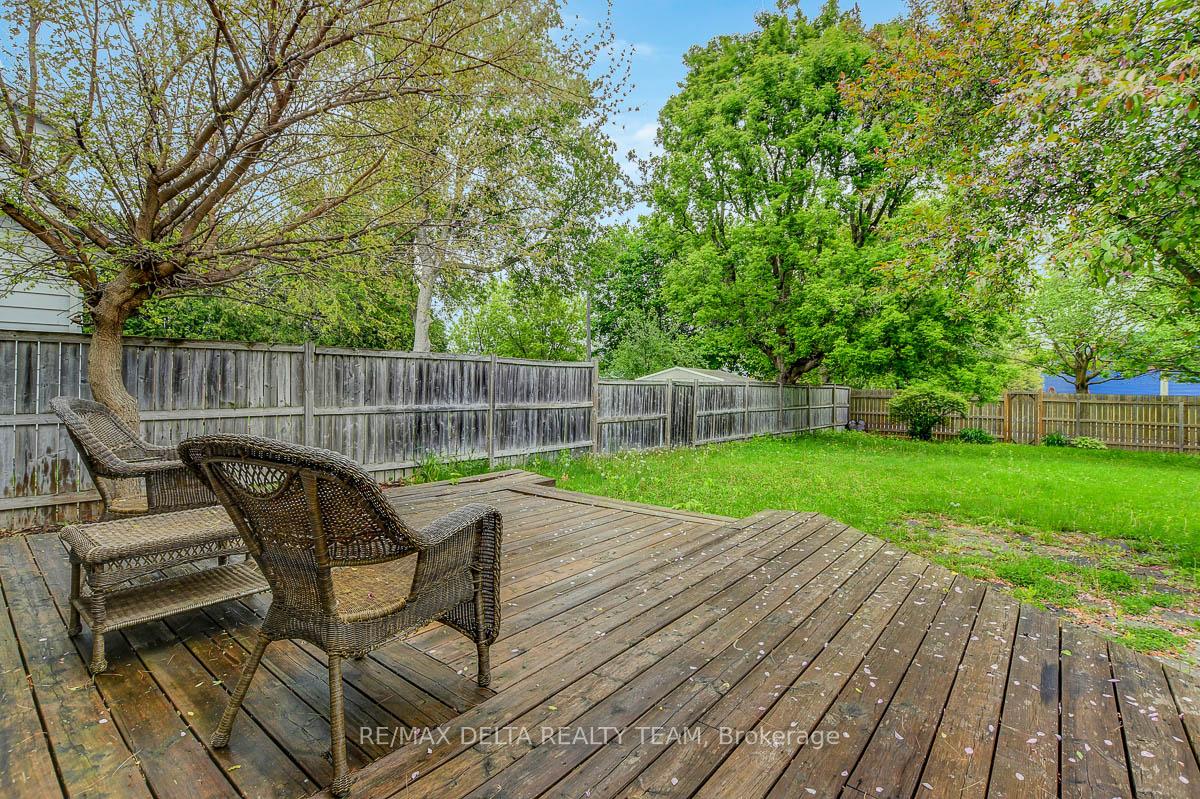 Photo 33 of 397 Phoenix Crescent, Ottawa, Bilberry Creek/Queenswood Heights — HOMEH