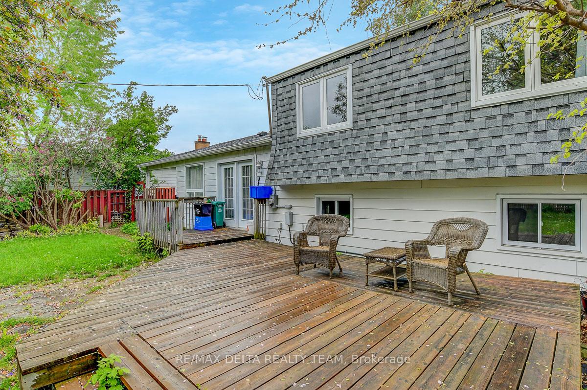 Photo 35 of 397 Phoenix Crescent, Ottawa, Bilberry Creek/Queenswood Heights — HOMEH