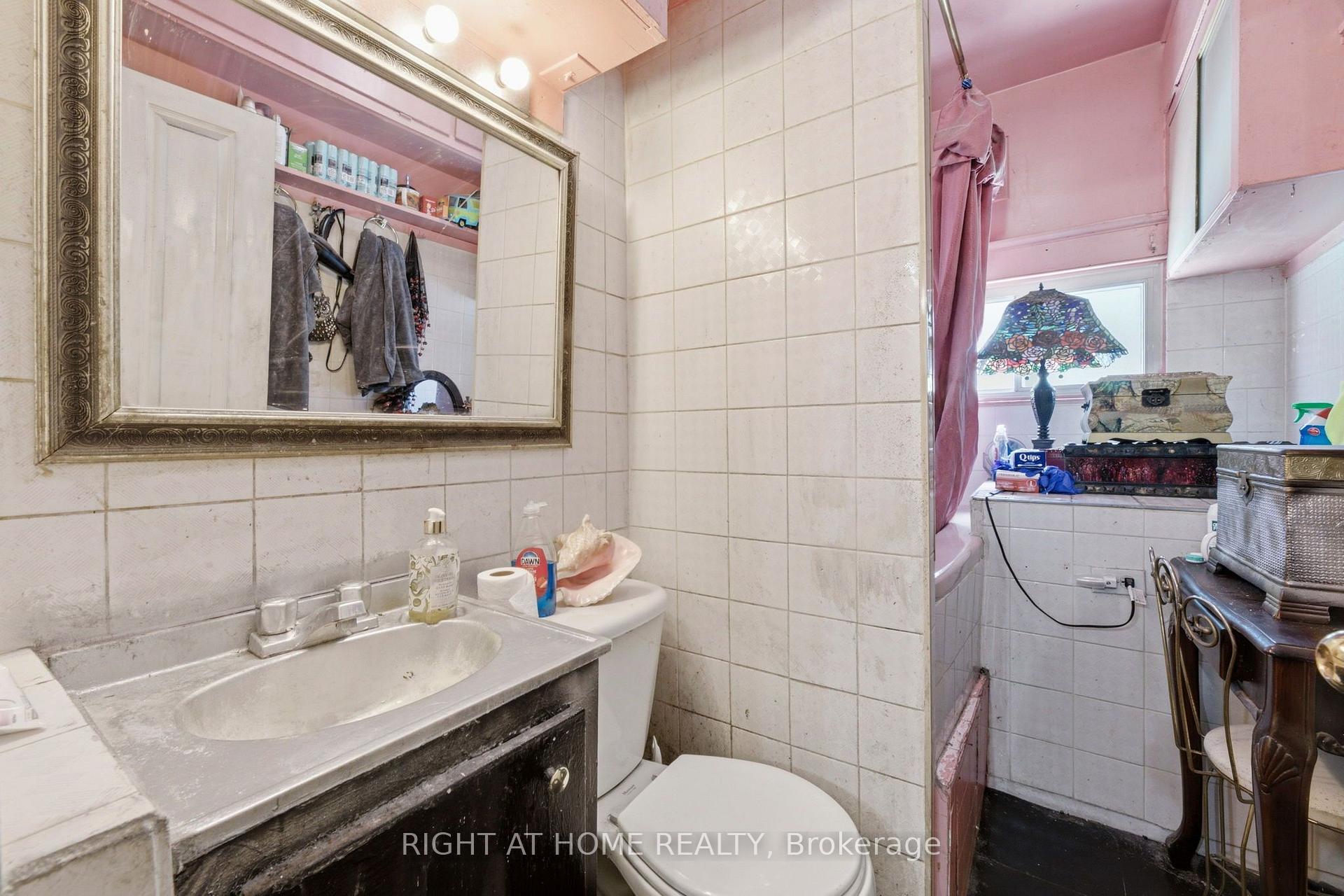 Photo 12 of 290 Mcroberts Avenue, Toronto, Caledonia-Fairbank — HOMEH