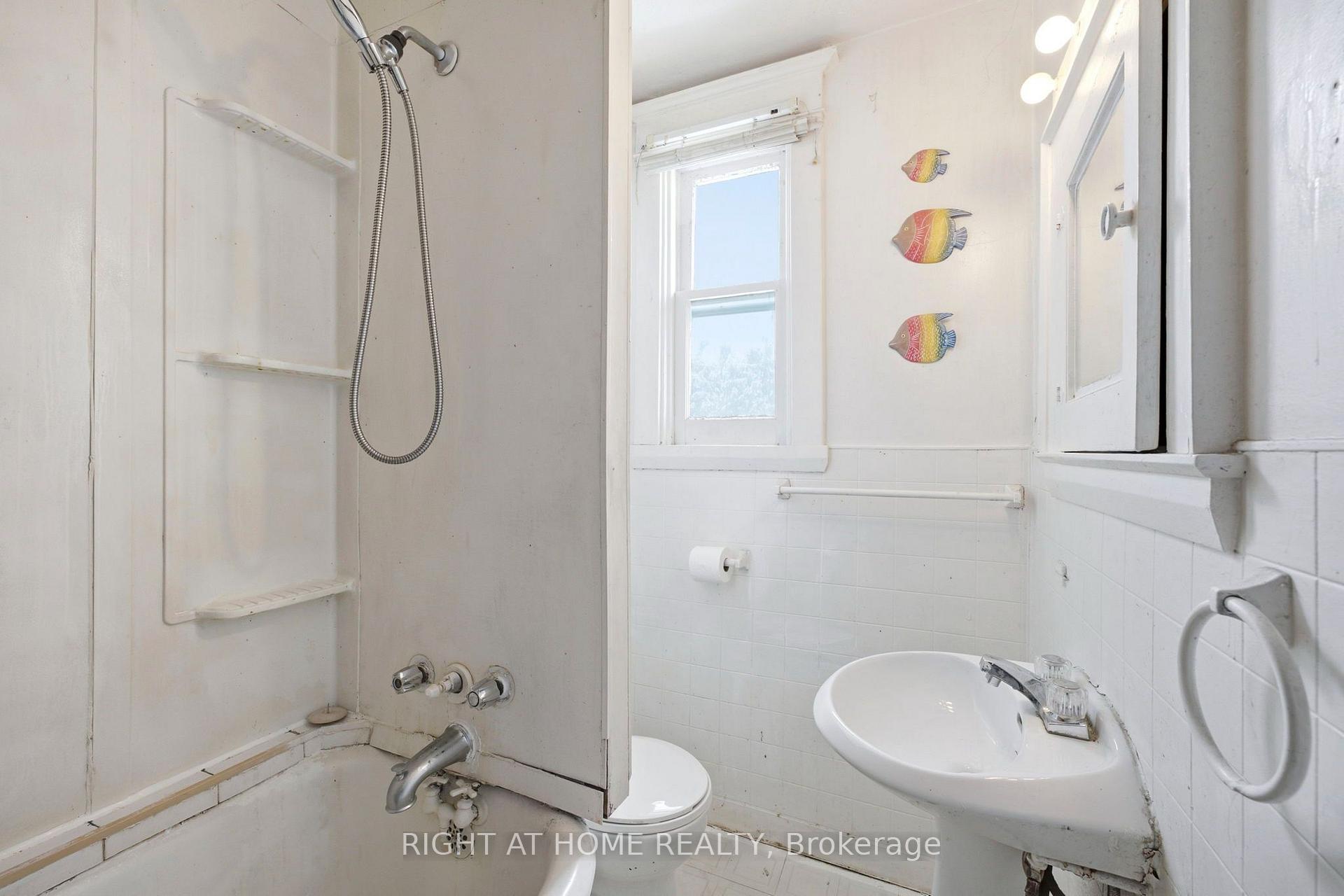 Photo 20 of 290 Mcroberts Avenue, Toronto, Caledonia-Fairbank — HOMEH