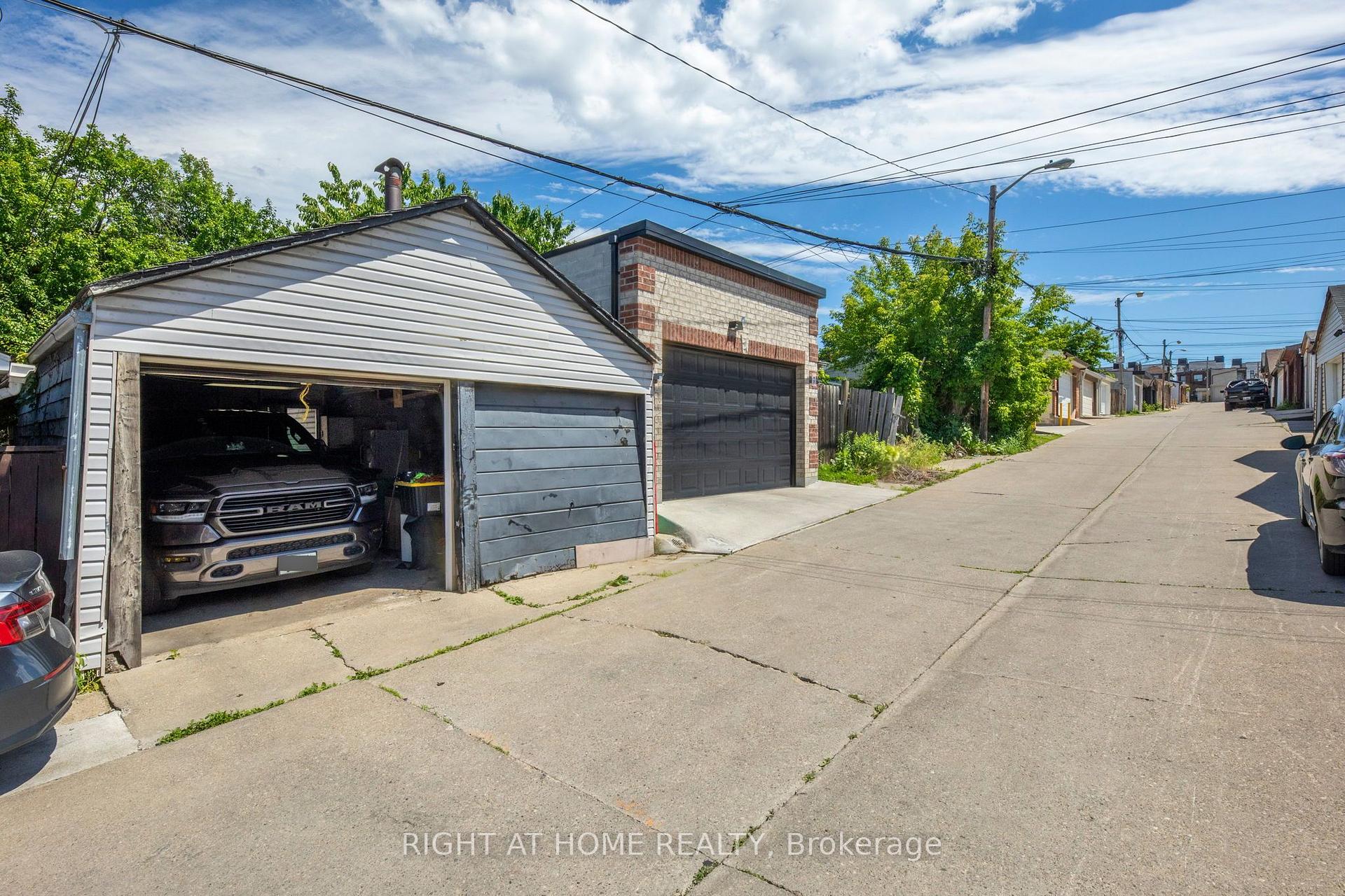 Photo 30 of 290 Mcroberts Avenue, Toronto, Caledonia-Fairbank — HOMEH