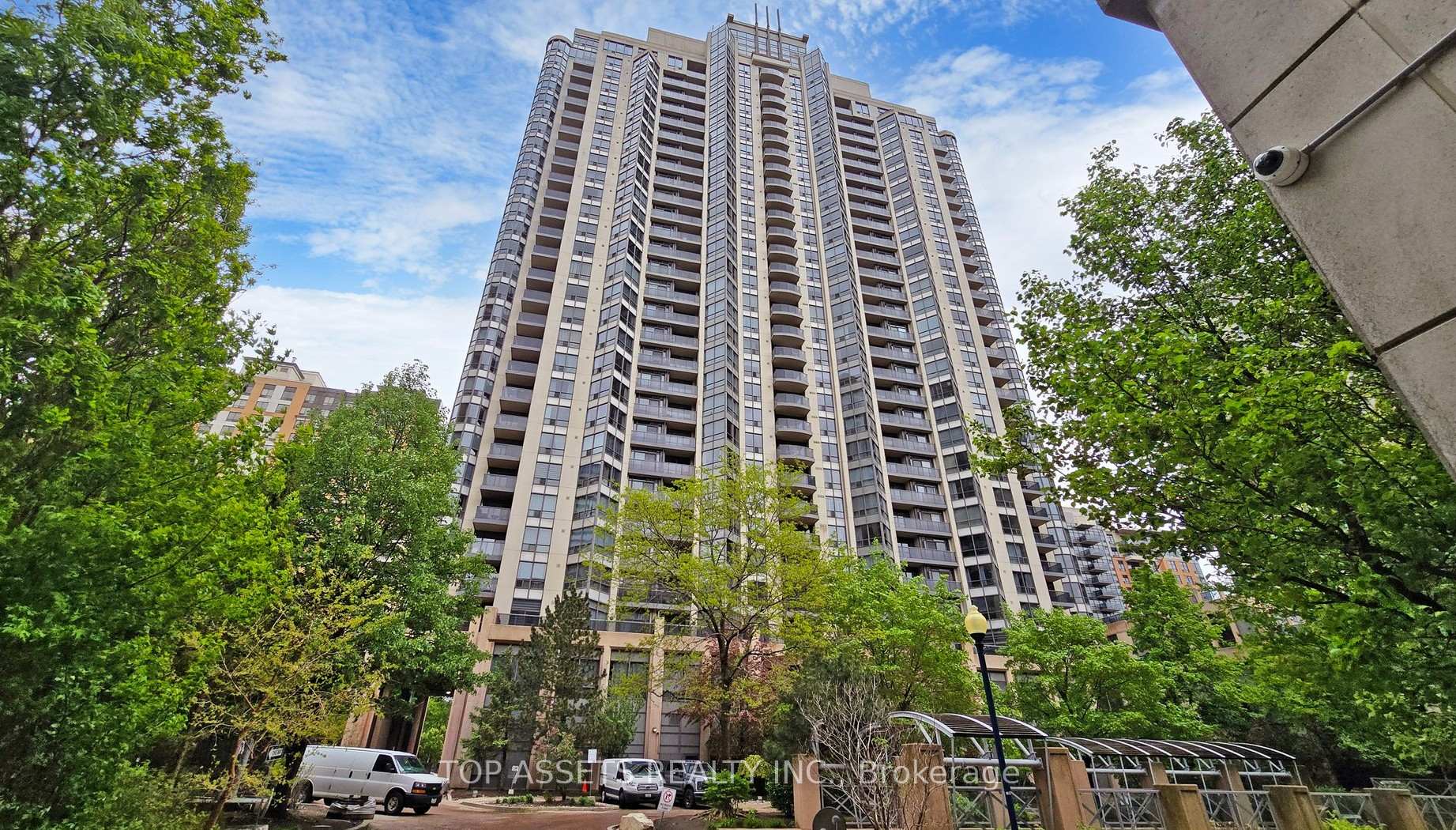 Front of Unit 606, 10 Northtown Way