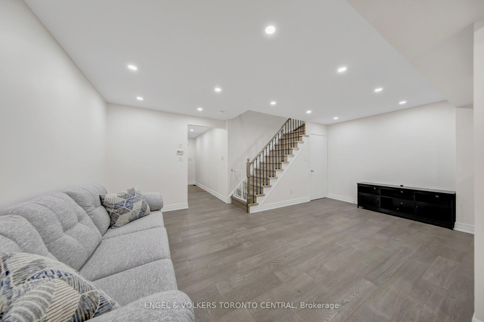 Photo 4 of 1511 Glenbourne Drive, Oshawa, Pinecrest — HOMEH