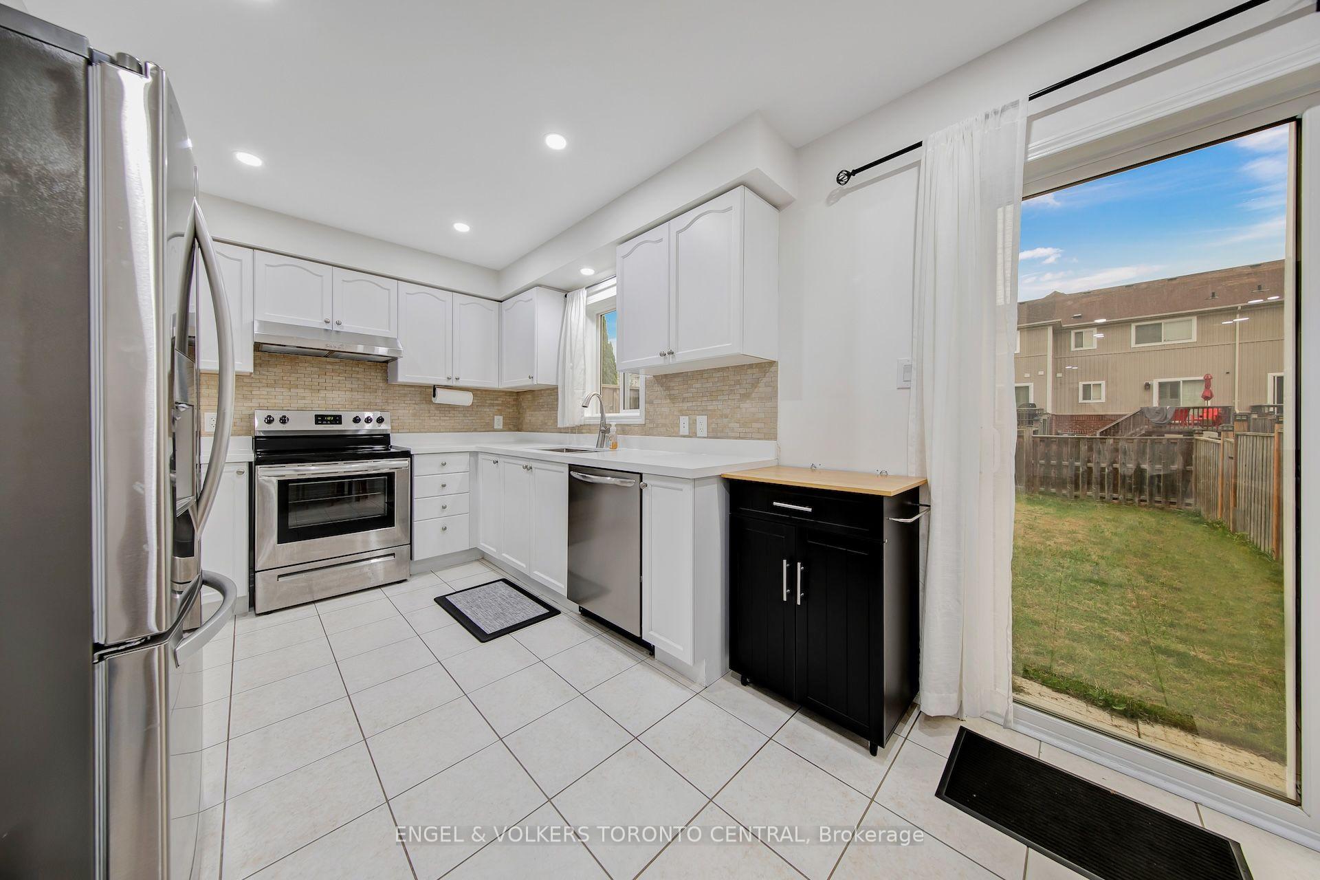 Photo 5 of 1511 Glenbourne Drive, Oshawa, Pinecrest — HOMEH