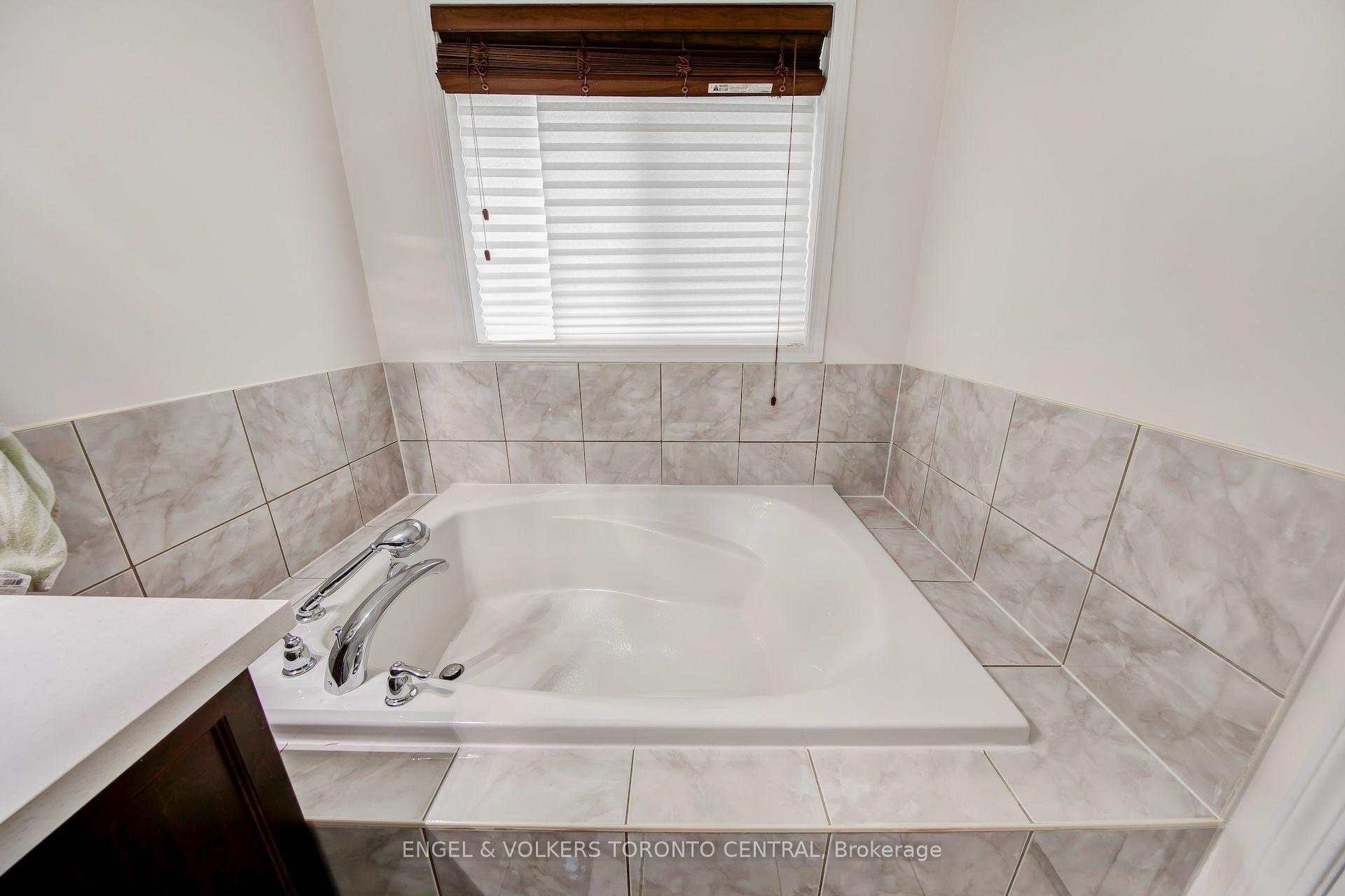 Photo 12 of 1511 Glenbourne Drive, Oshawa, Pinecrest — HOMEH