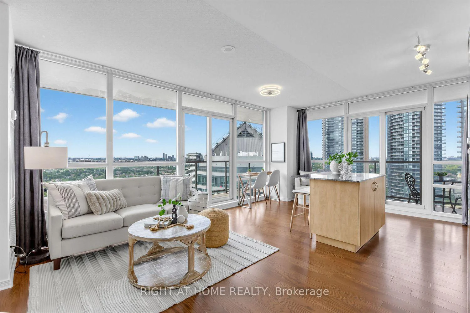 Front of Unit 3104, 2240 Lake Shore Boulevard W