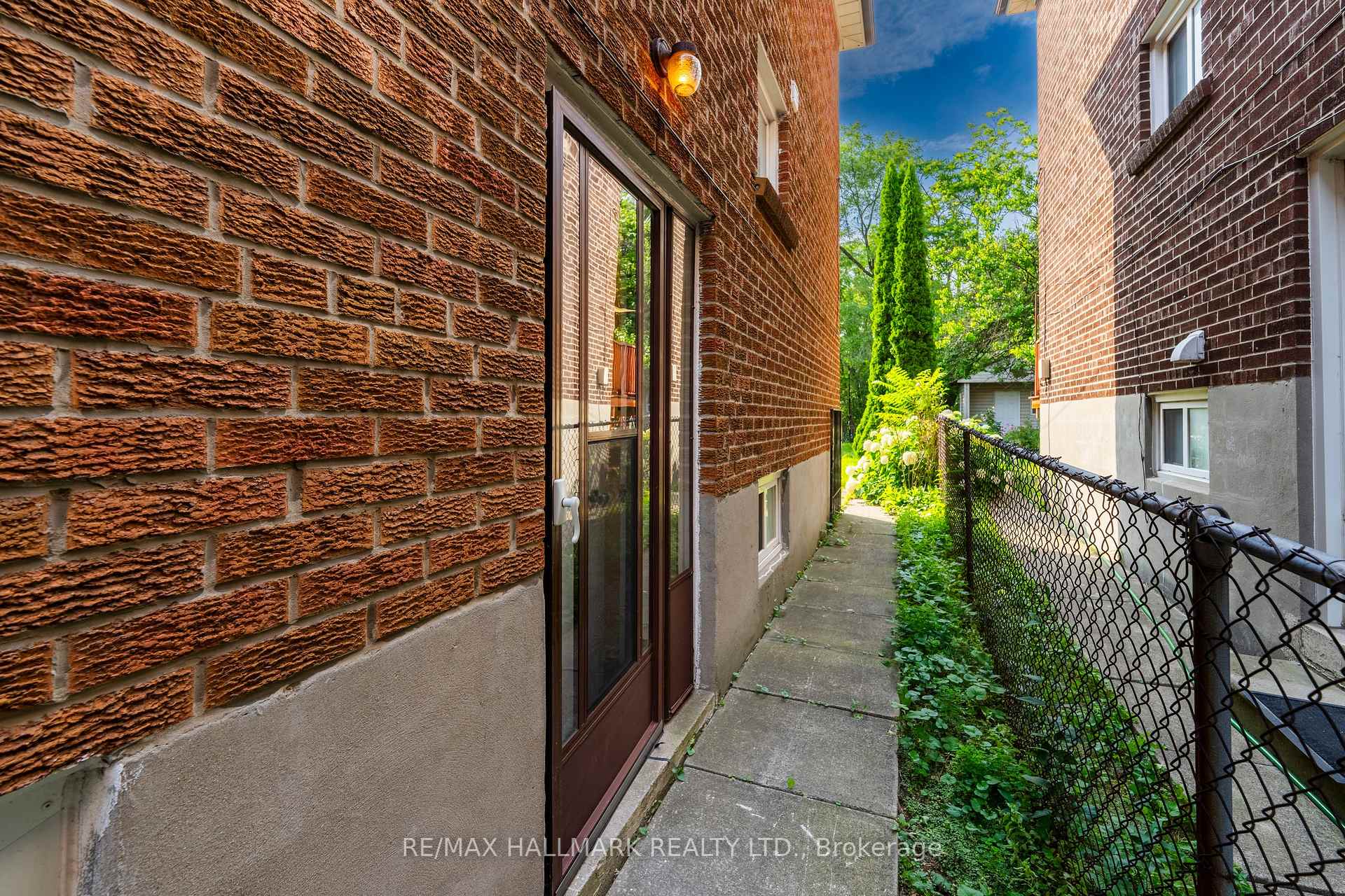 Photo 5 of Unit UPPER / 2ND, 402 Kingston Road, Toronto, East End-Danforth — HOMEH
