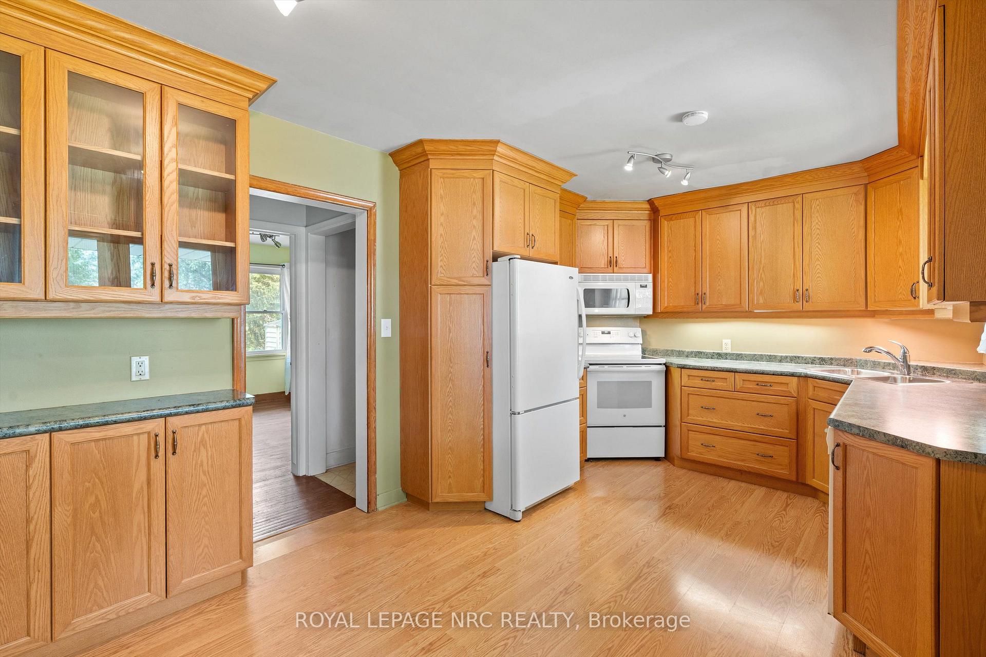 Photo 8 of 66 Masterson Drive, St. Catharines, Glendale/Glenridge — HOMEH