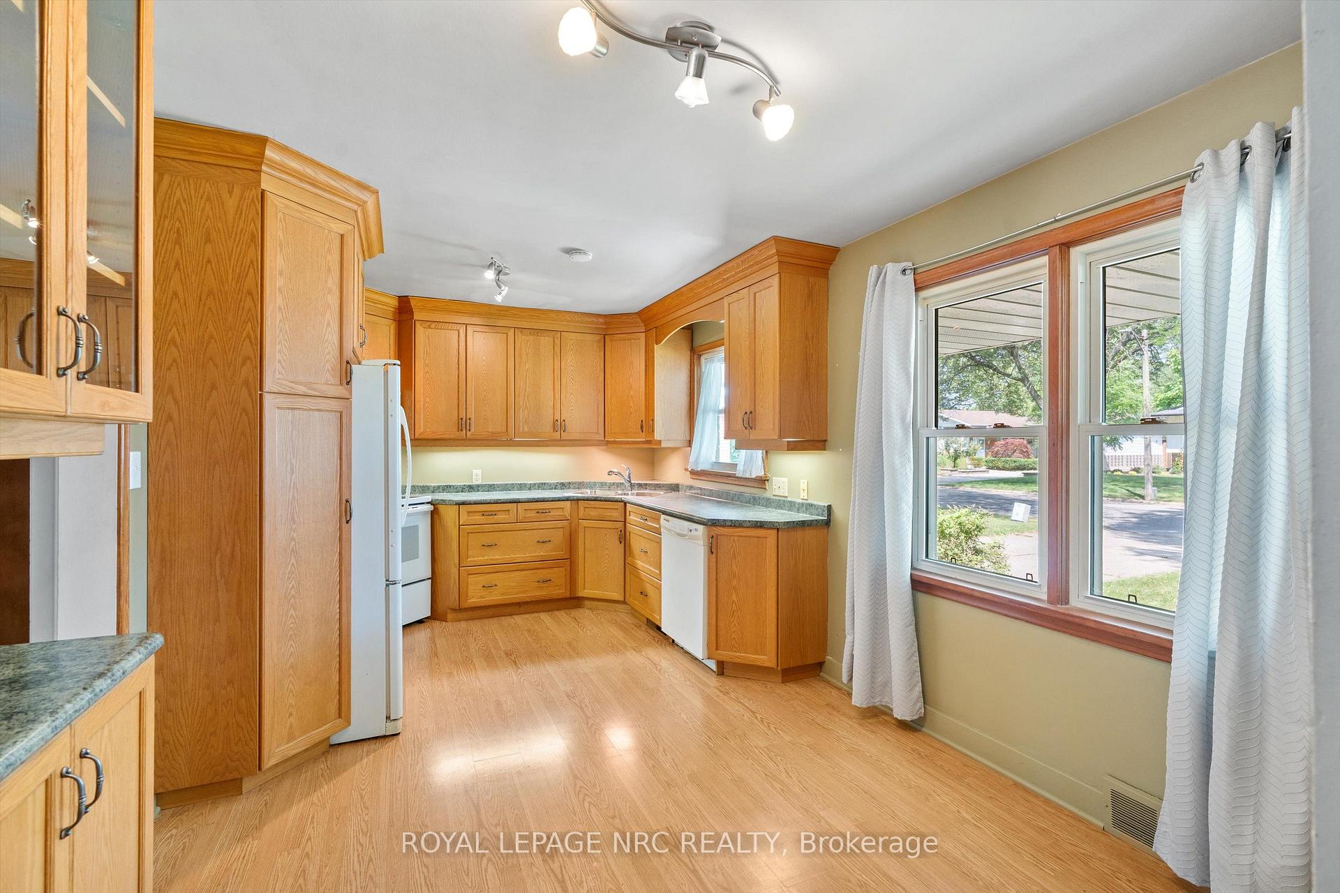 Photo 10 of 66 Masterson Drive, St. Catharines, Glendale/Glenridge — HOMEH