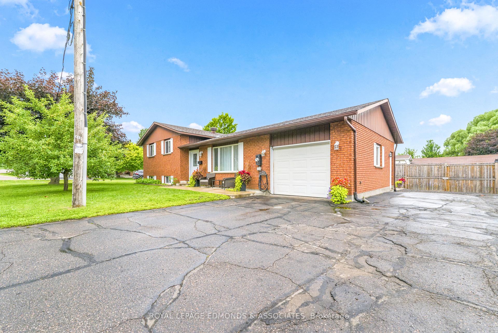 Photo 3 of 2 Herman Street, Petawawa, Petawawa — HOMEH