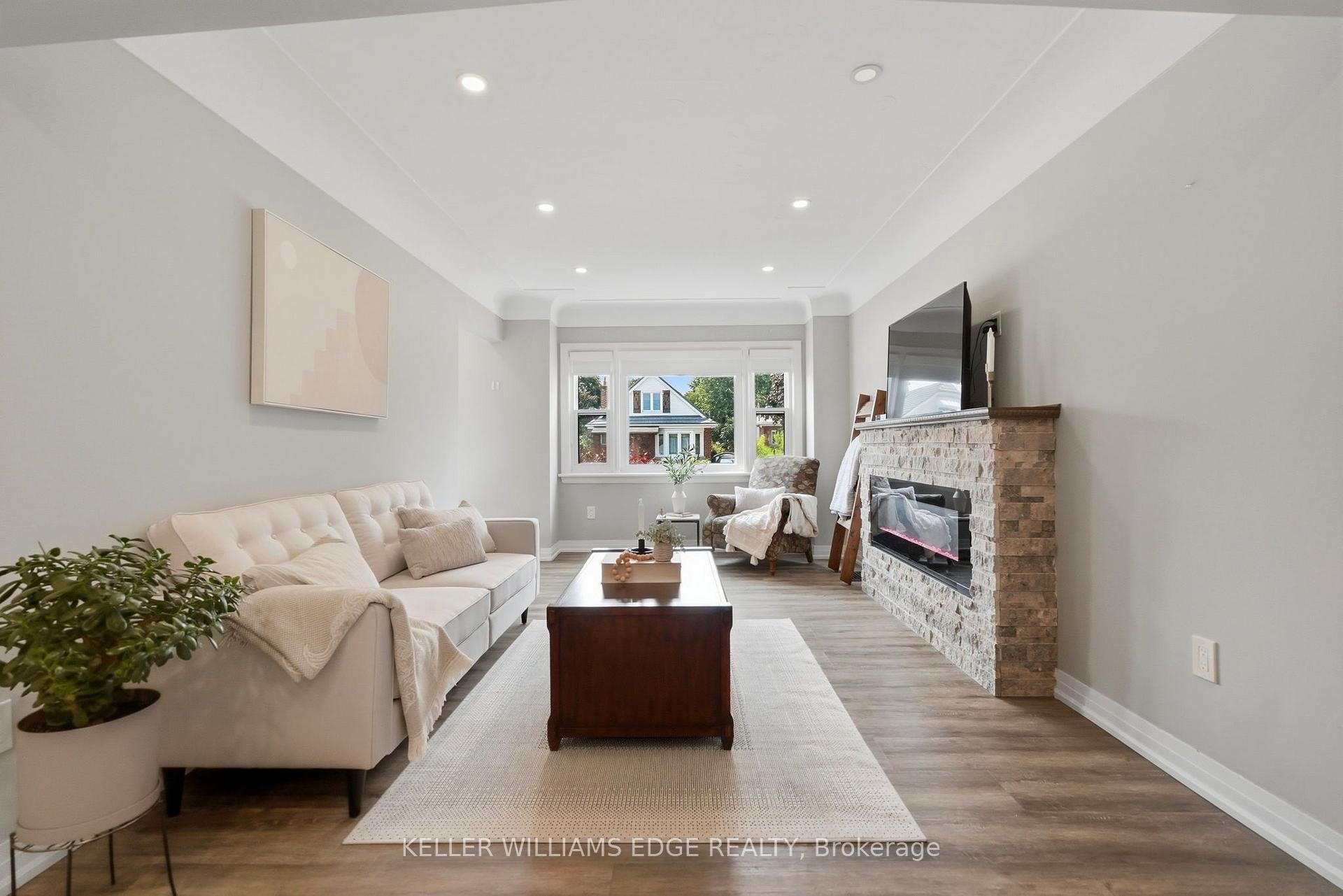 Photo 2 of 127 Tragina Avenue S, Hamilton, Bartonville — HOMEH