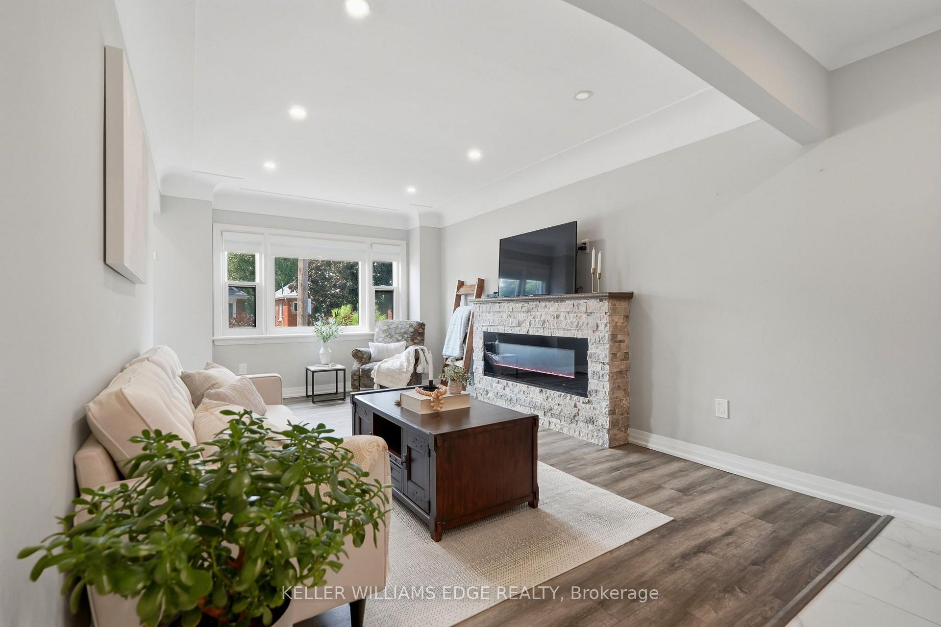 Photo 3 of 127 Tragina Avenue S, Hamilton, Bartonville — HOMEH