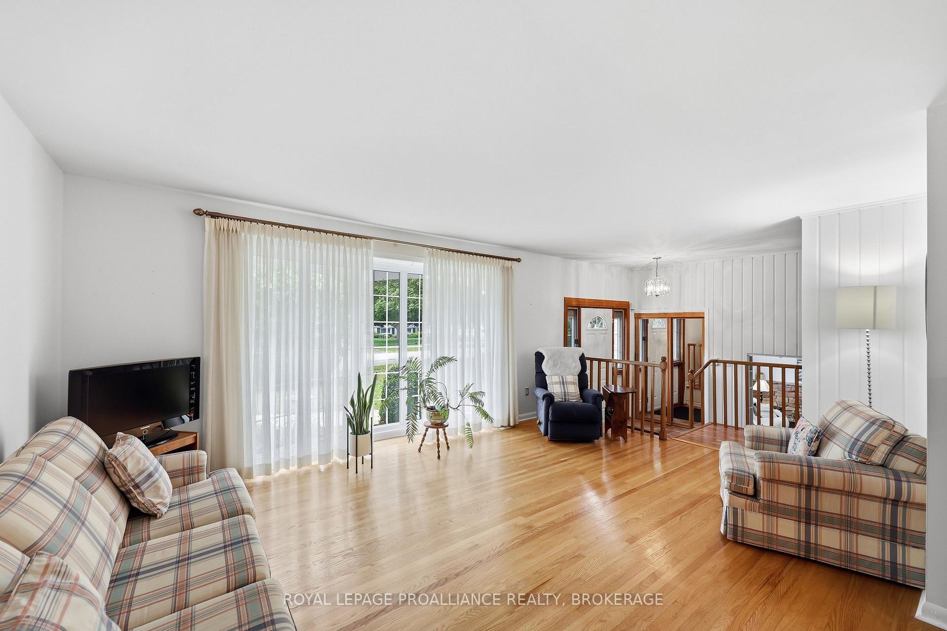 Photo 5 of 18 Casterton Avenue, Kingston, Central City West — HOMEH