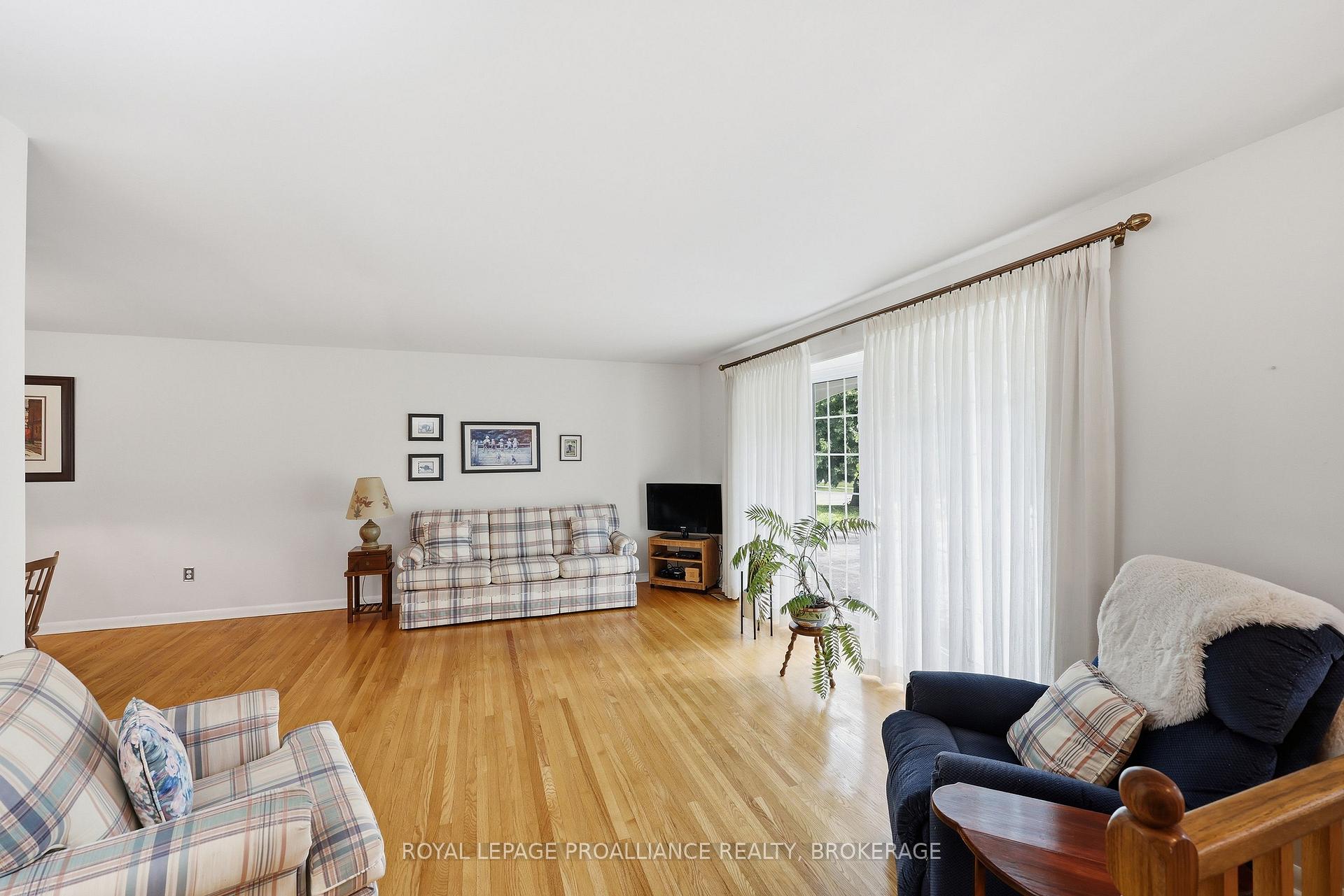 Photo 7 of 18 Casterton Avenue, Kingston, Central City West — HOMEH