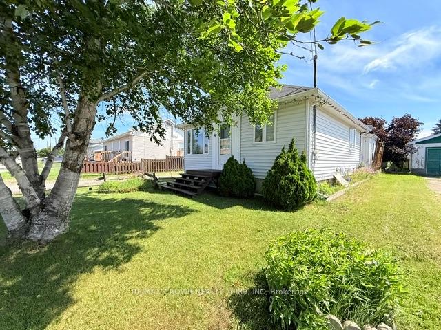 Photo 3 of 16 Ontario Street, Kapuskasing — HOMEH