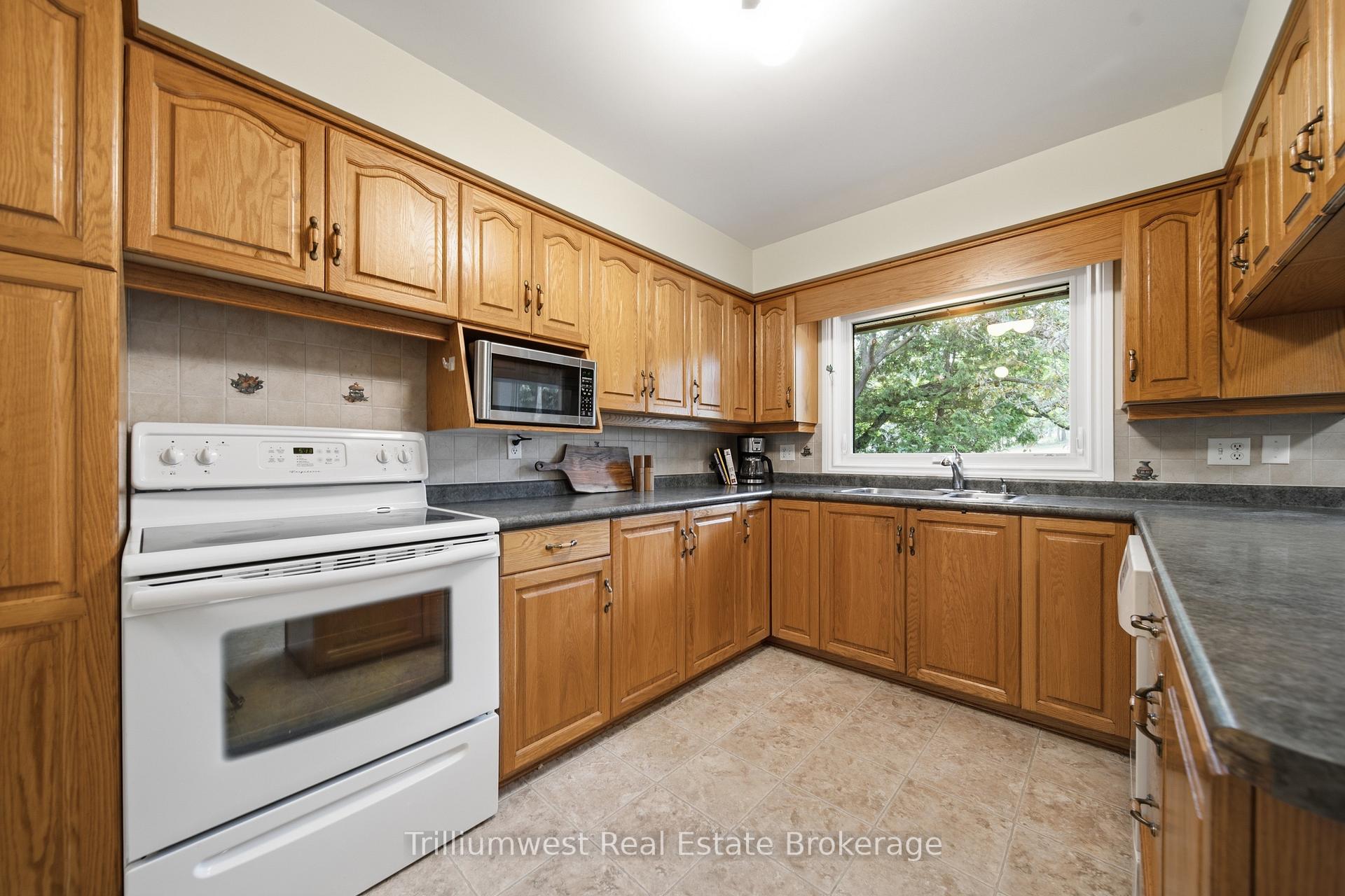 Photo 14 of 32 Waverley Drive, Guelph, Riverside Park — HOMEH