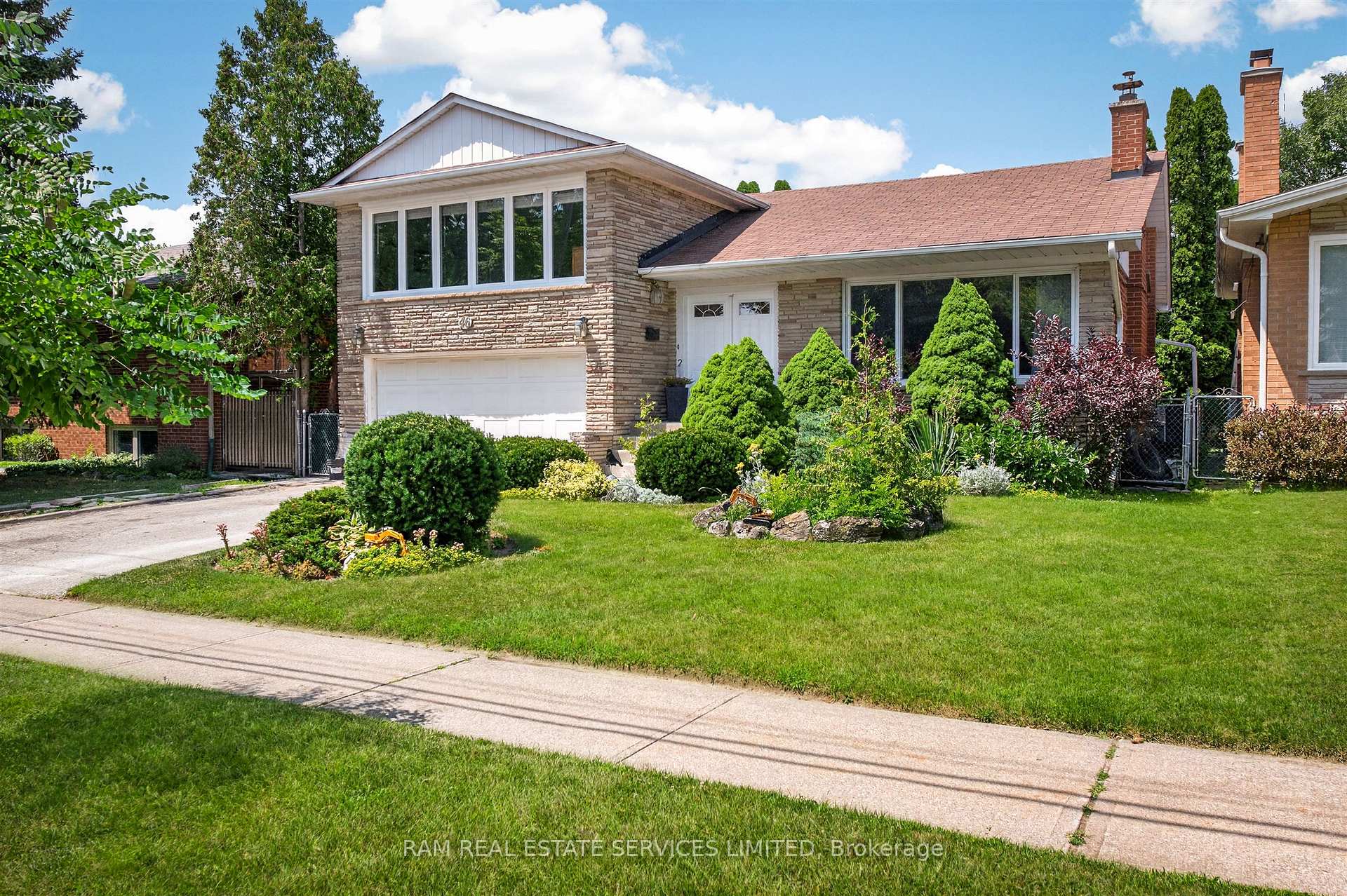 Photo 2 of 46 Summitcrest Drive, Etobicoke, Willowridge-Martingrove-Richview — HOMEH