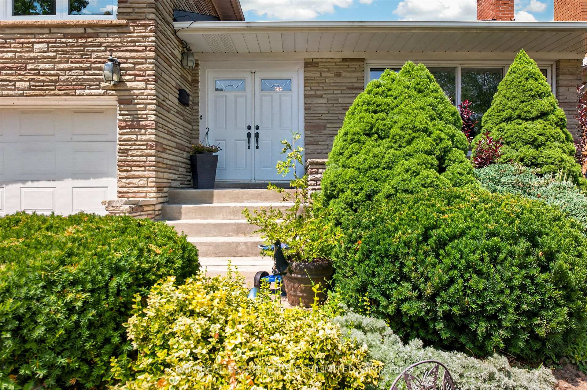 Photo 4 of 46 Summitcrest Drive, Etobicoke, Willowridge-Martingrove-Richview — HOMEH