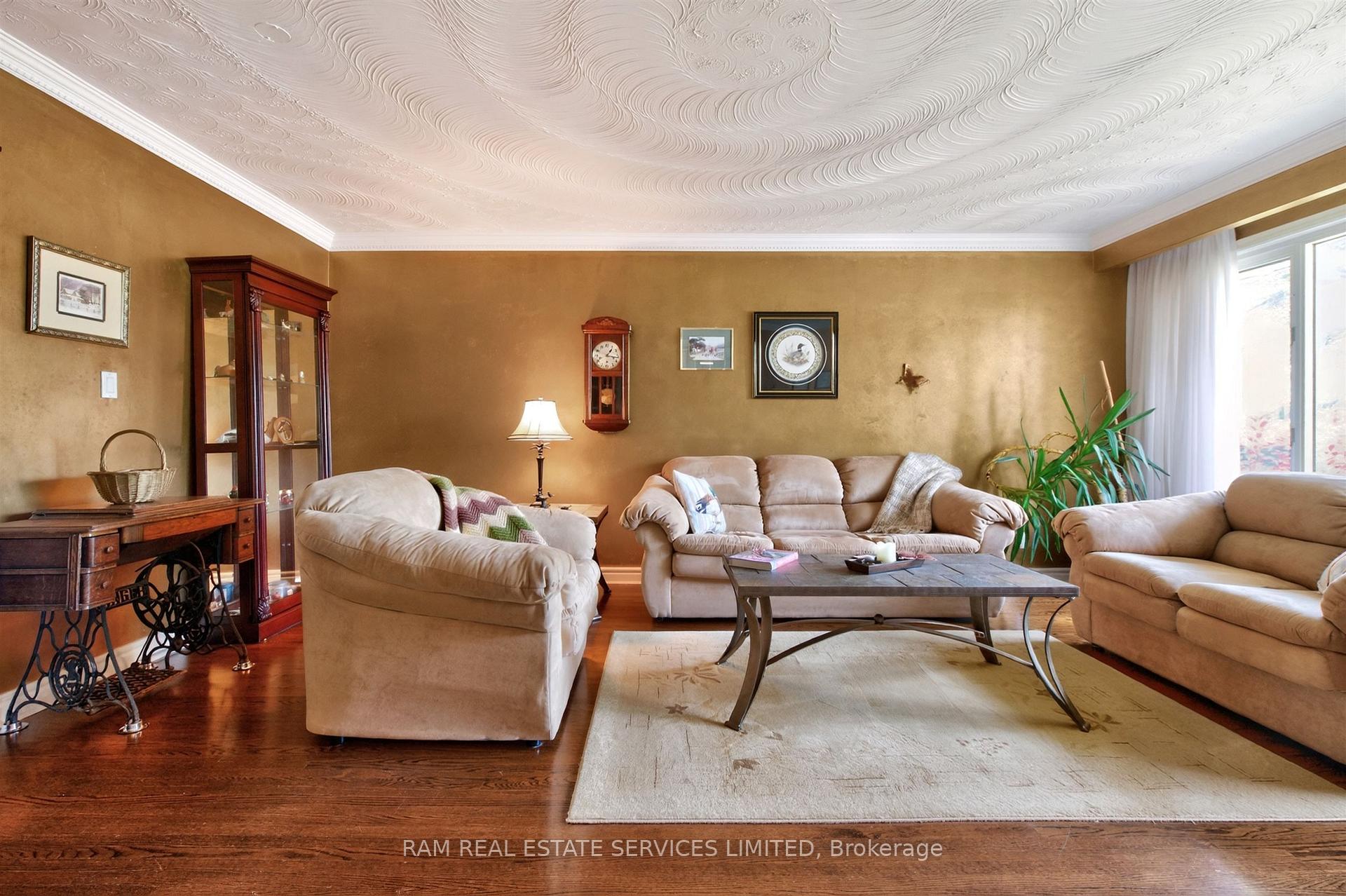 Photo 7 of 46 Summitcrest Drive, Etobicoke, Willowridge-Martingrove-Richview — HOMEH