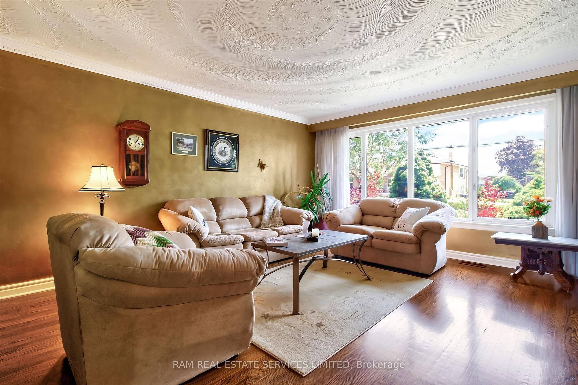 Photo 8 of 46 Summitcrest Drive, Etobicoke, Willowridge-Martingrove-Richview — HOMEH