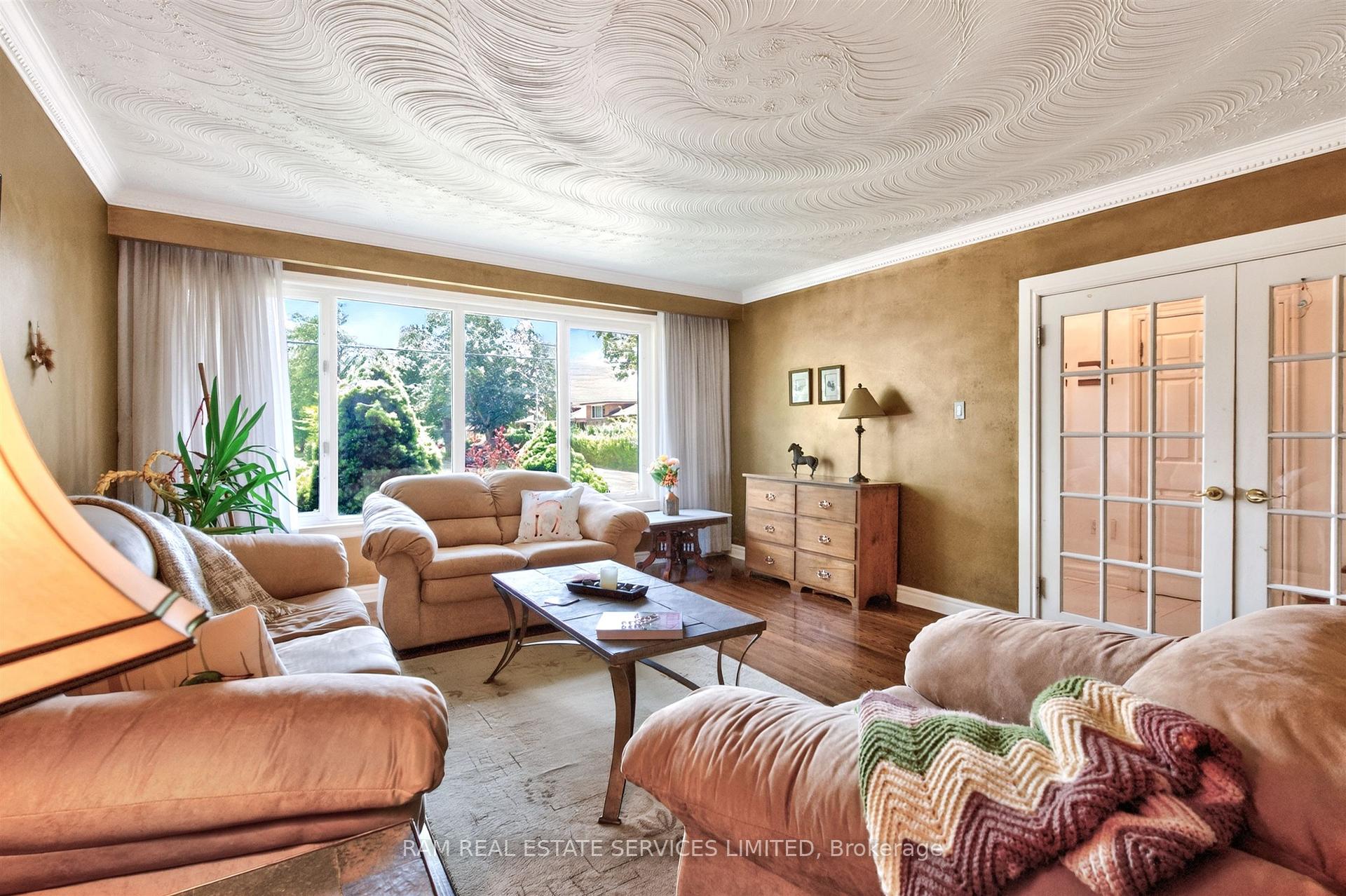 Photo 9 of 46 Summitcrest Drive, Etobicoke, Willowridge-Martingrove-Richview — HOMEH