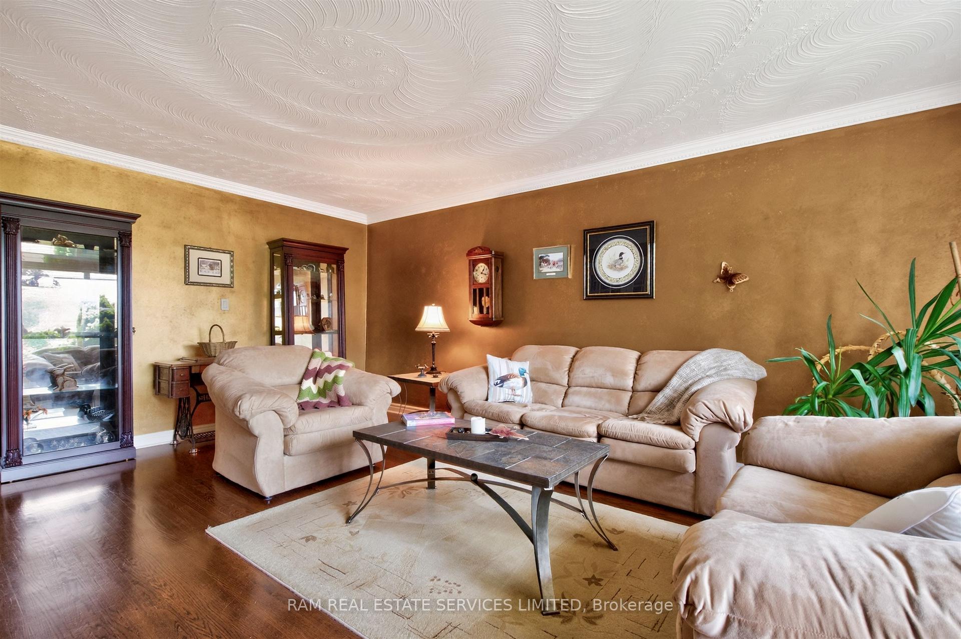 Photo 10 of 46 Summitcrest Drive, Etobicoke, Willowridge-Martingrove-Richview — HOMEH