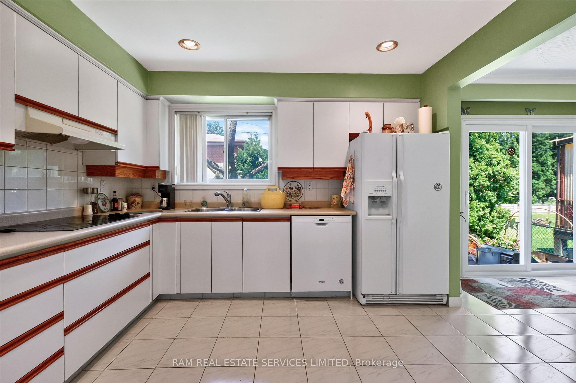 Photo 15 of 46 Summitcrest Drive, Etobicoke, Willowridge-Martingrove-Richview — HOMEH