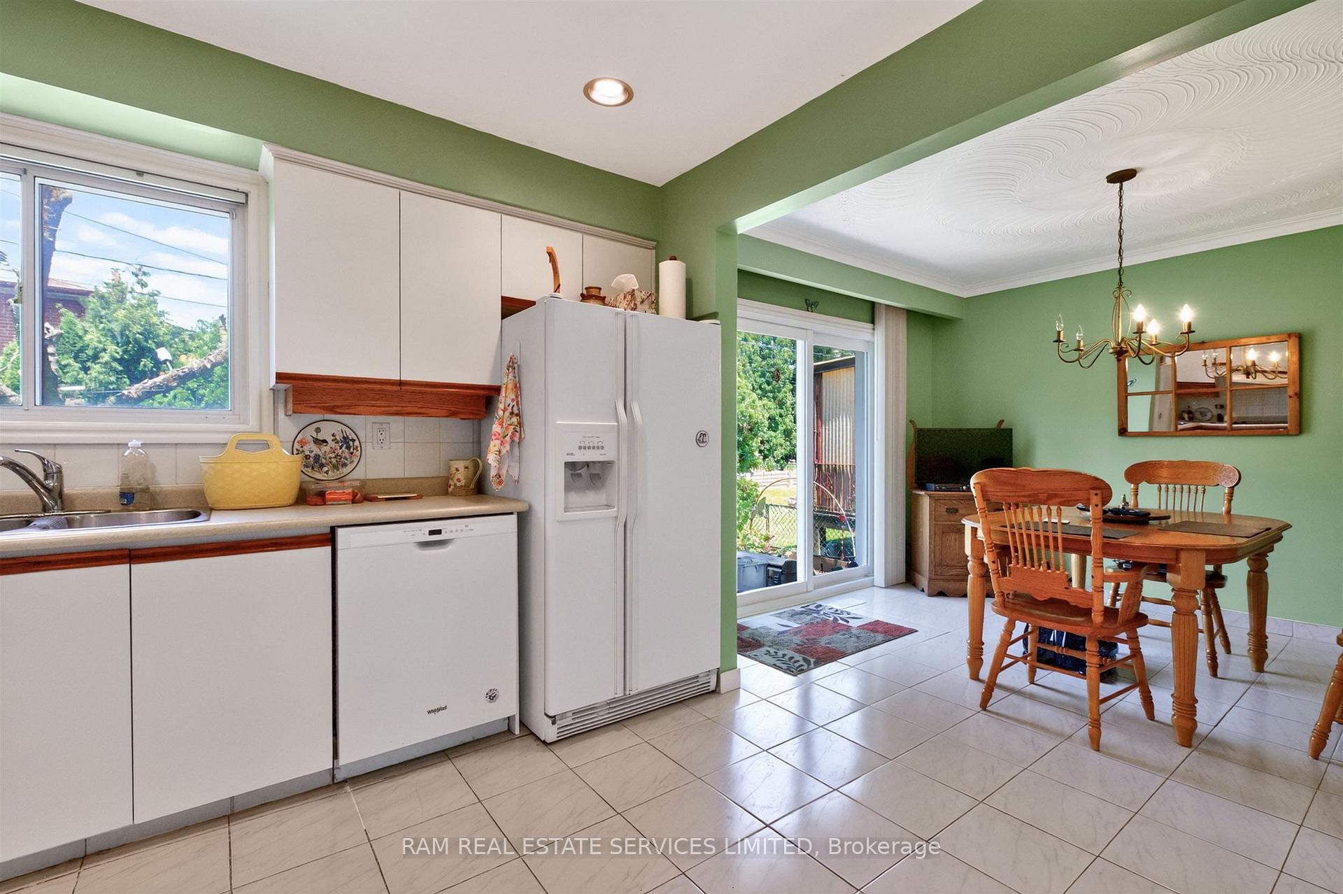Photo 16 of 46 Summitcrest Drive, Etobicoke, Willowridge-Martingrove-Richview — HOMEH