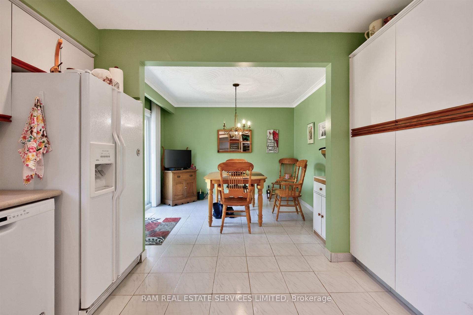 Photo 17 of 46 Summitcrest Drive, Etobicoke, Willowridge-Martingrove-Richview — HOMEH