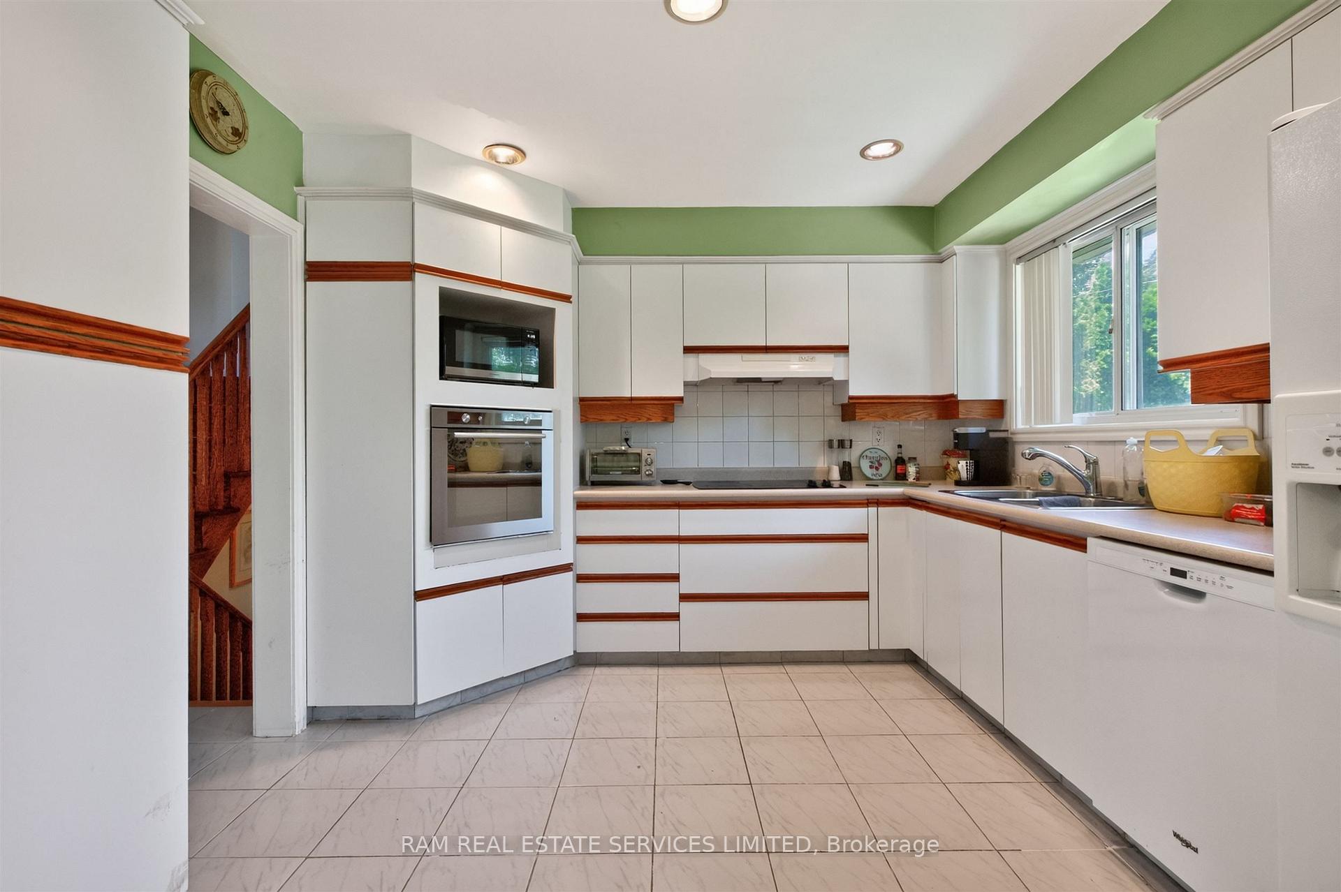 Photo 18 of 46 Summitcrest Drive, Etobicoke, Willowridge-Martingrove-Richview — HOMEH