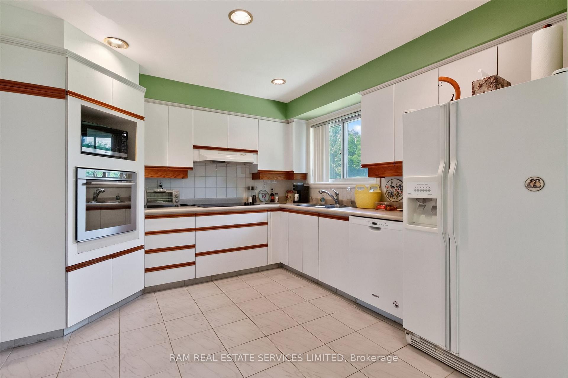 Photo 19 of 46 Summitcrest Drive, Etobicoke, Willowridge-Martingrove-Richview — HOMEH