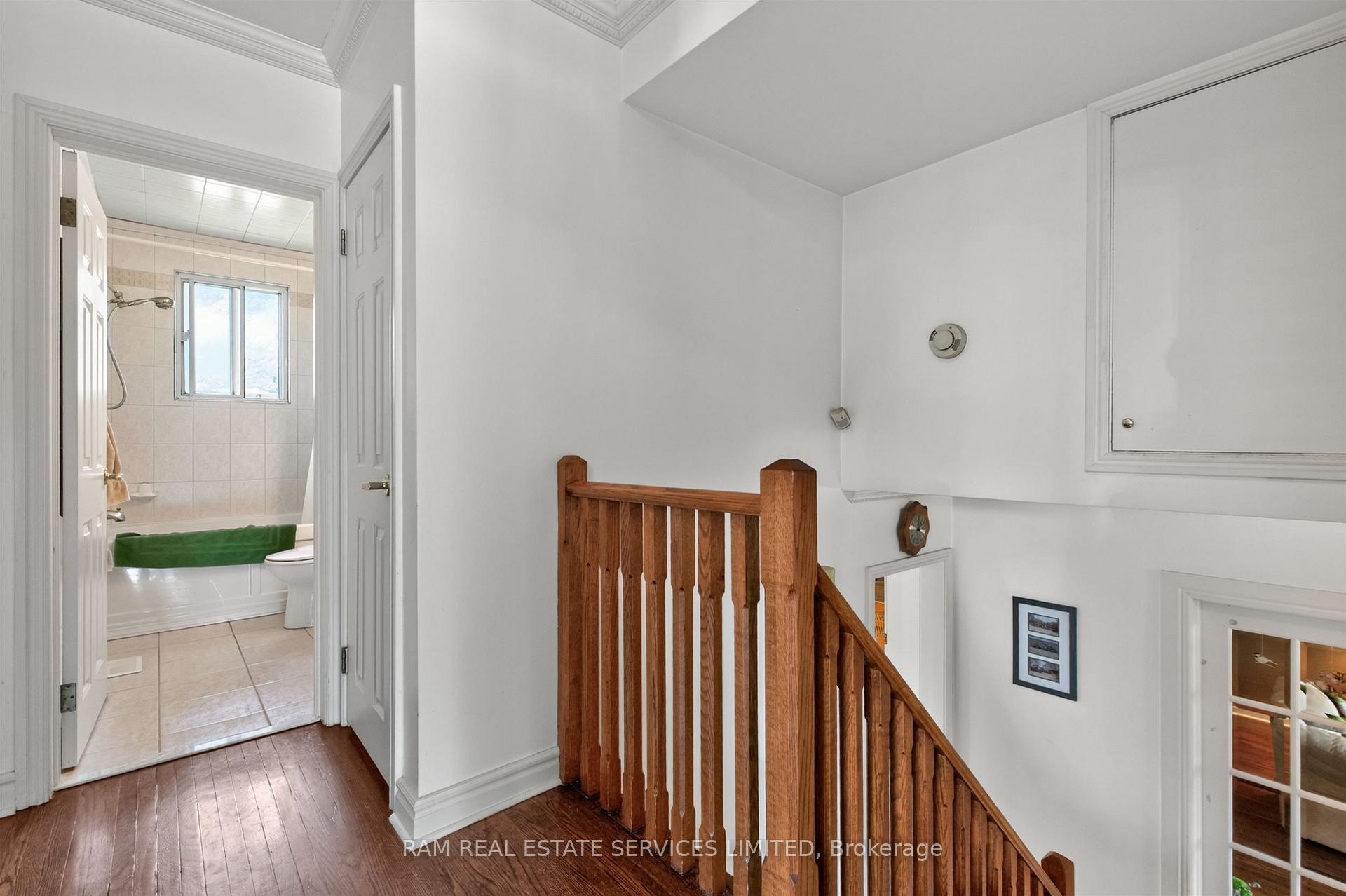 Photo 22 of 46 Summitcrest Drive, Etobicoke, Willowridge-Martingrove-Richview — HOMEH