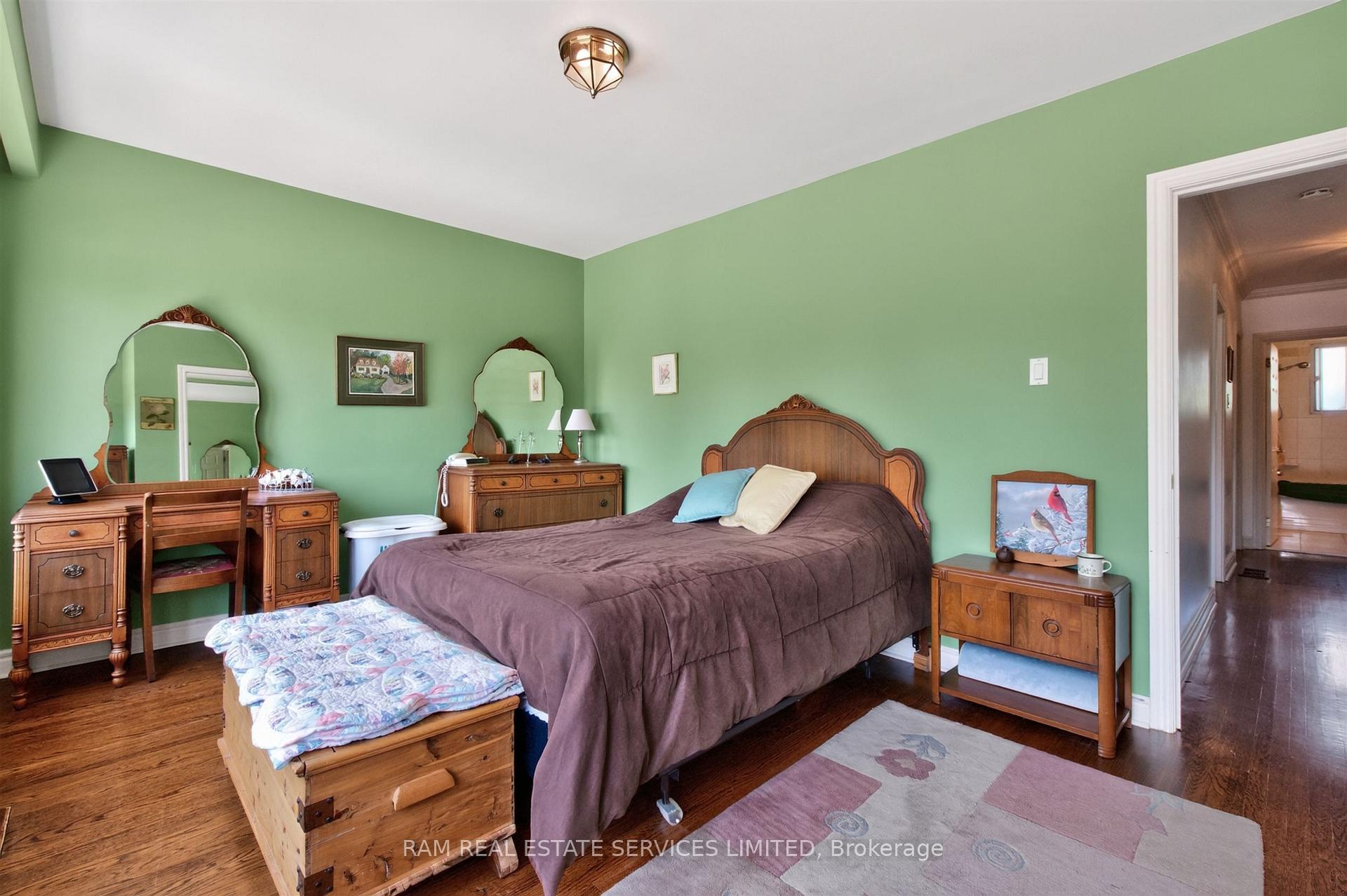 Photo 25 of 46 Summitcrest Drive, Etobicoke, Willowridge-Martingrove-Richview — HOMEH