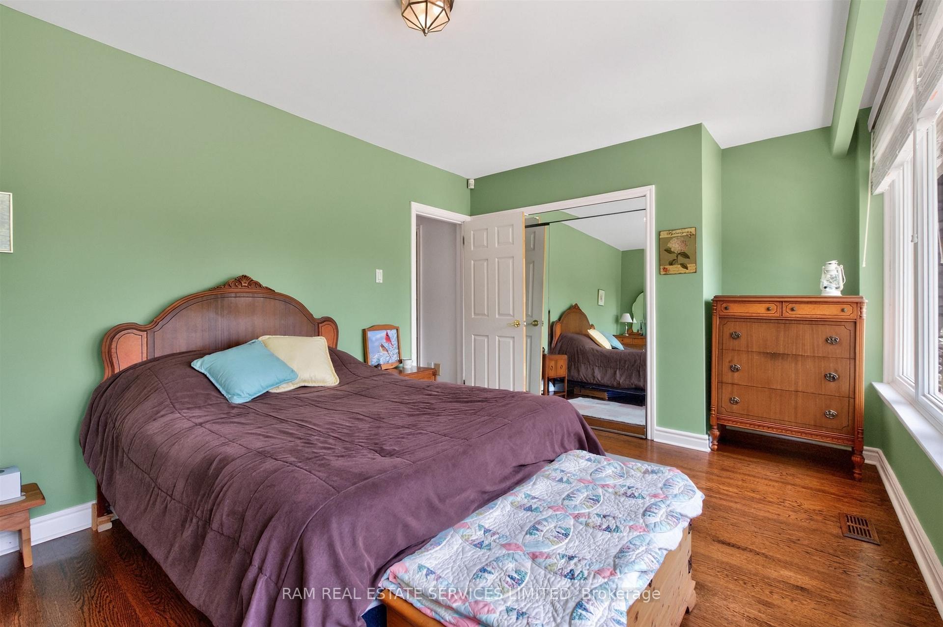 Photo 26 of 46 Summitcrest Drive, Etobicoke, Willowridge-Martingrove-Richview — HOMEH