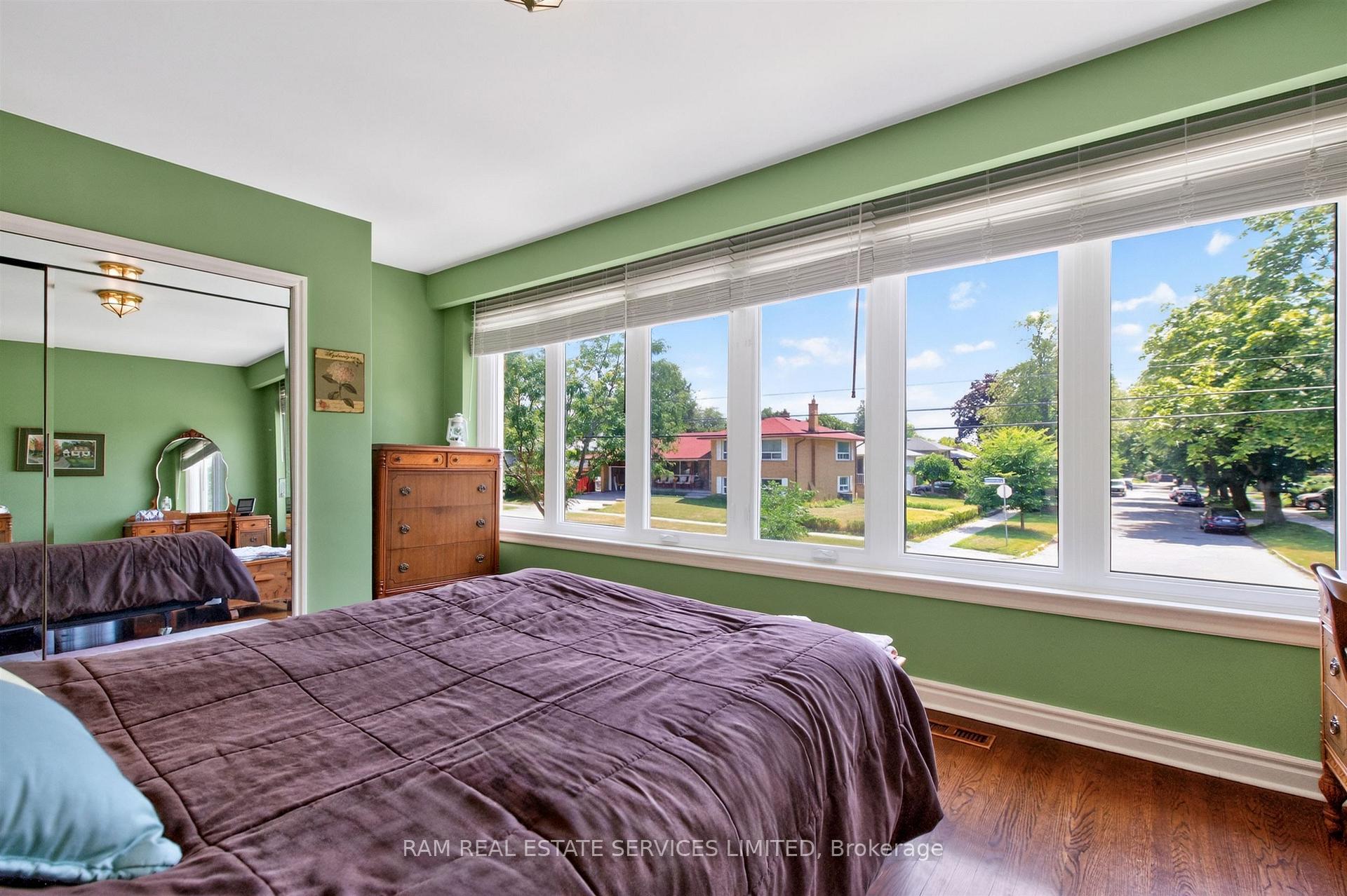 Photo 27 of 46 Summitcrest Drive, Etobicoke, Willowridge-Martingrove-Richview — HOMEH