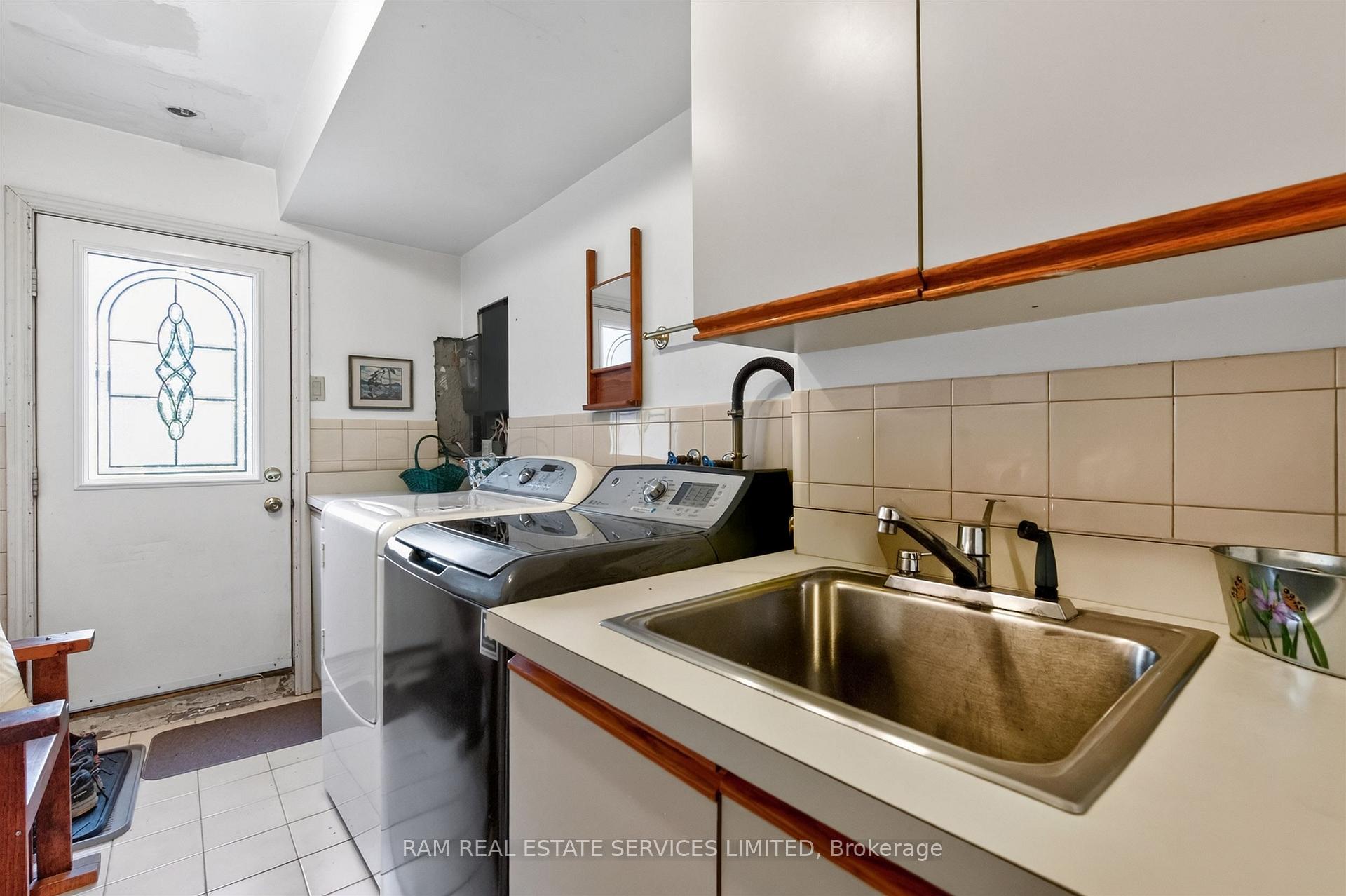 Photo 36 of 46 Summitcrest Drive, Etobicoke, Willowridge-Martingrove-Richview — HOMEH