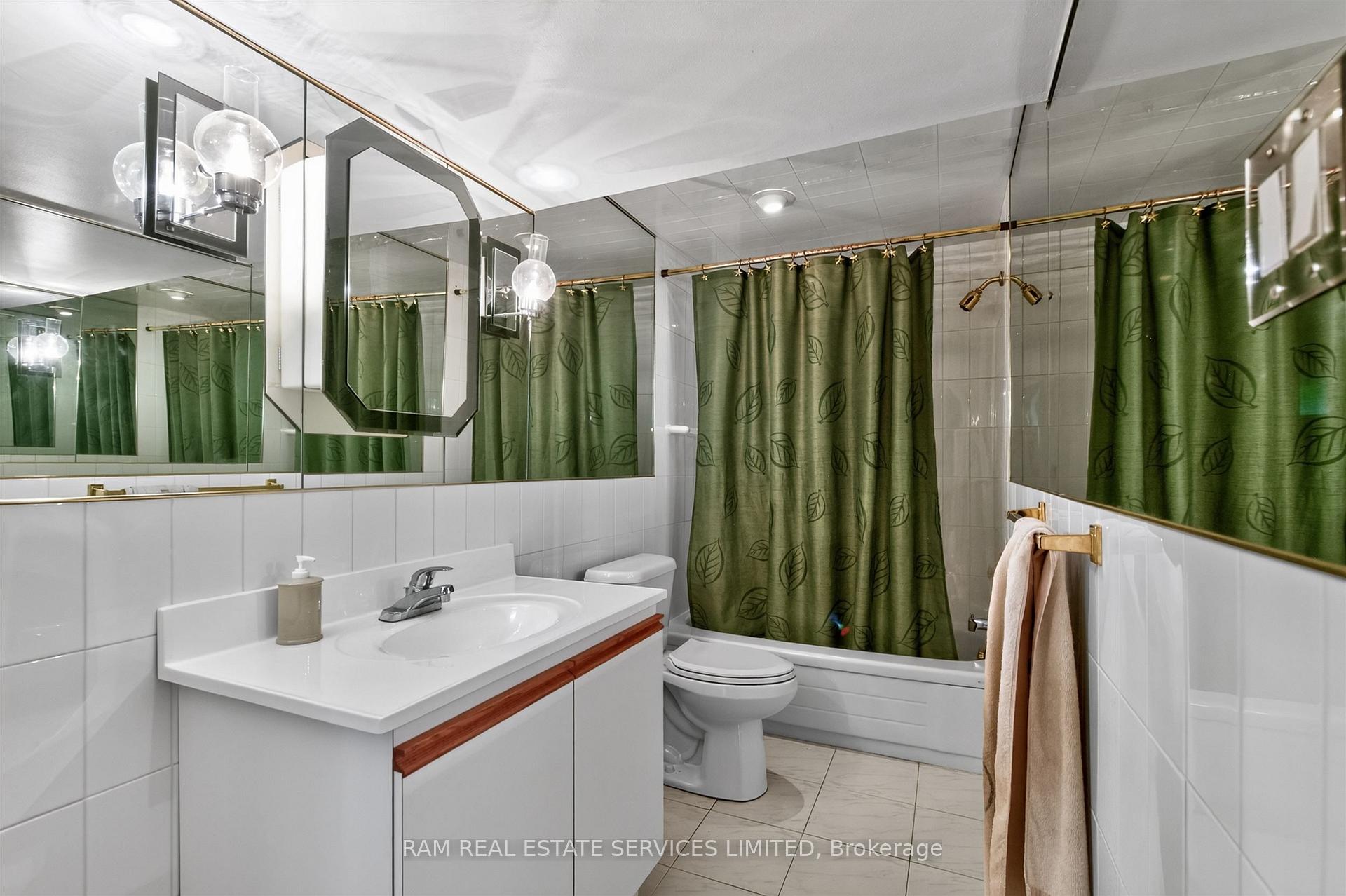 Photo 37 of 46 Summitcrest Drive, Etobicoke, Willowridge-Martingrove-Richview — HOMEH